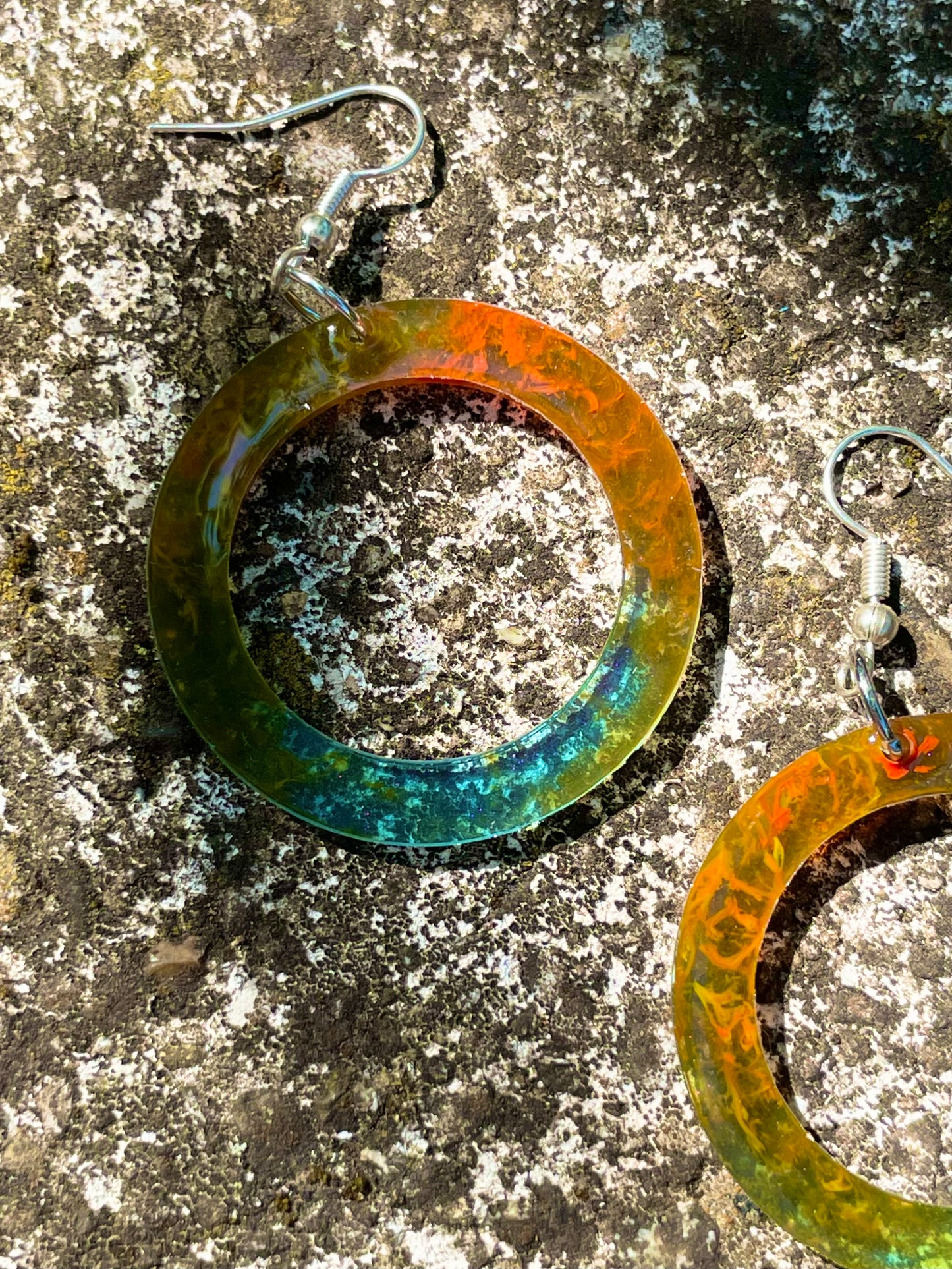 Les boucles d’oreilles SOLEIL anneaux transparent jaune orange rouge et bleu ☀️