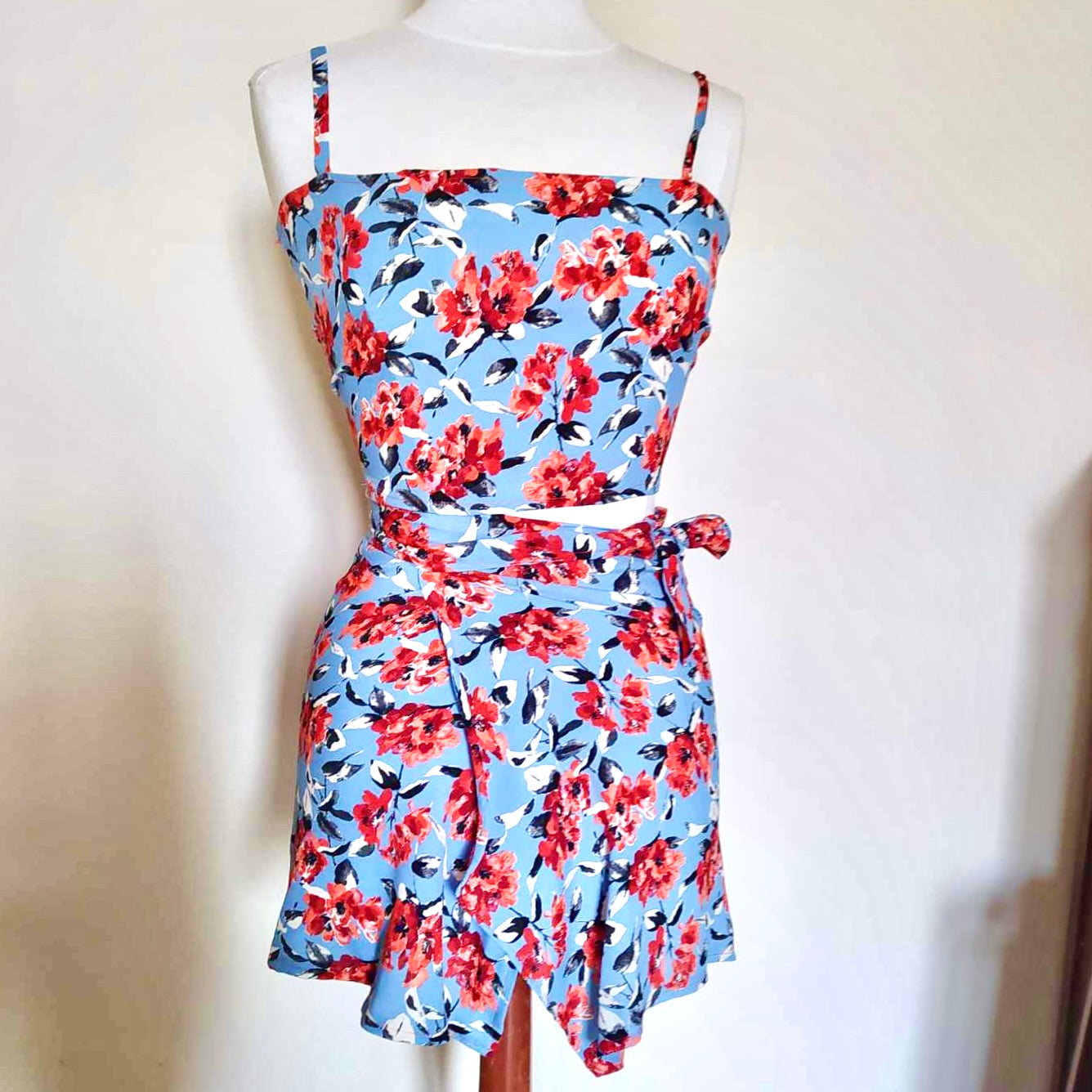 Top fait main dos nu bleu ciel et fleurs rouges