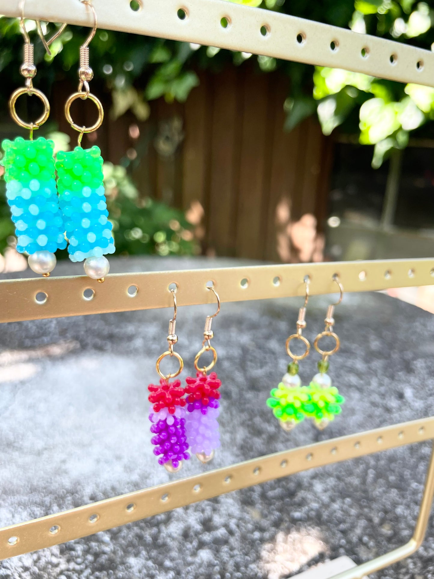 Boucles d’oreilles faite main bleues vertes et perle irisée