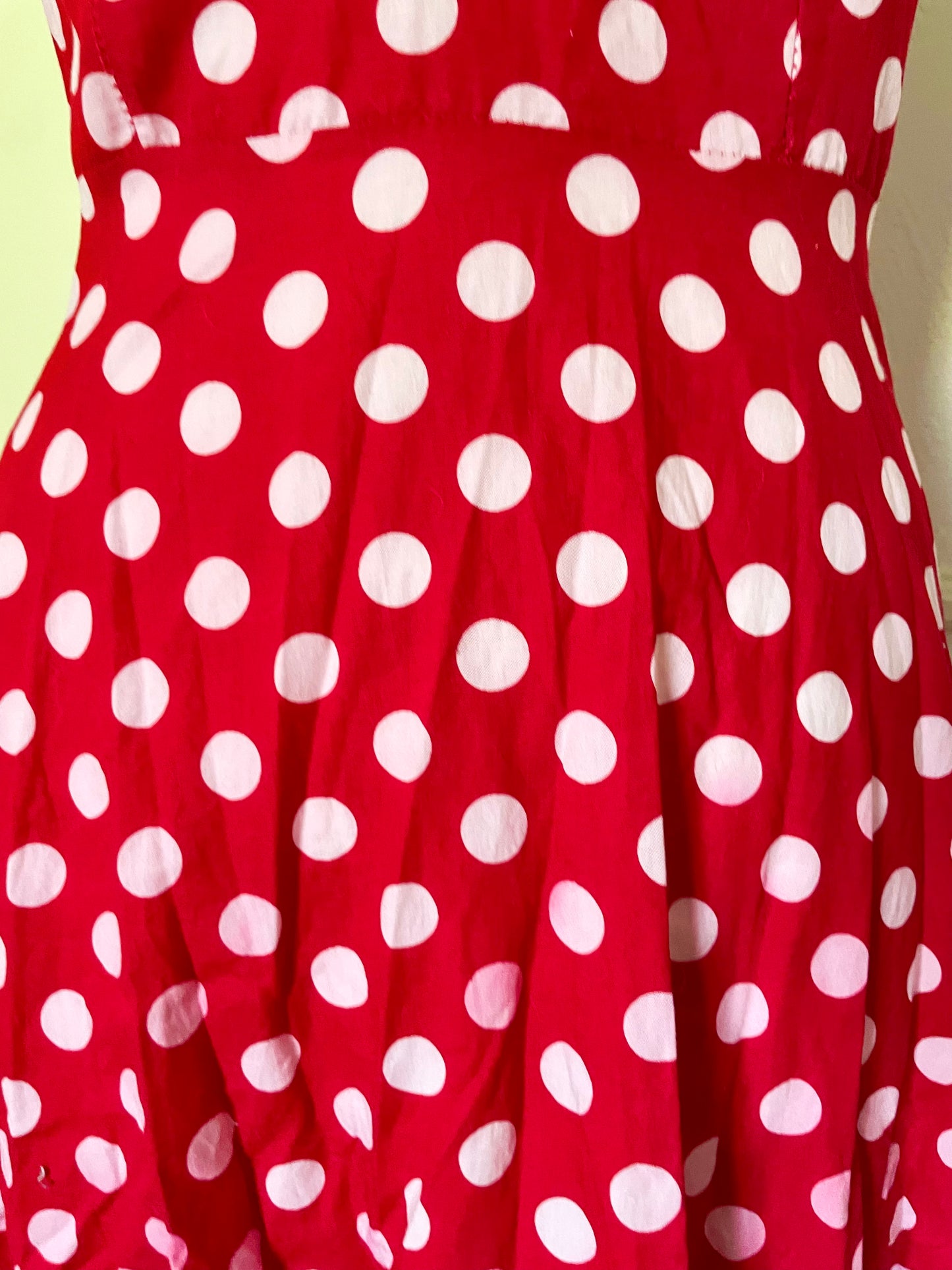 Robe vintage rouge à pois dos nu et noeud coton