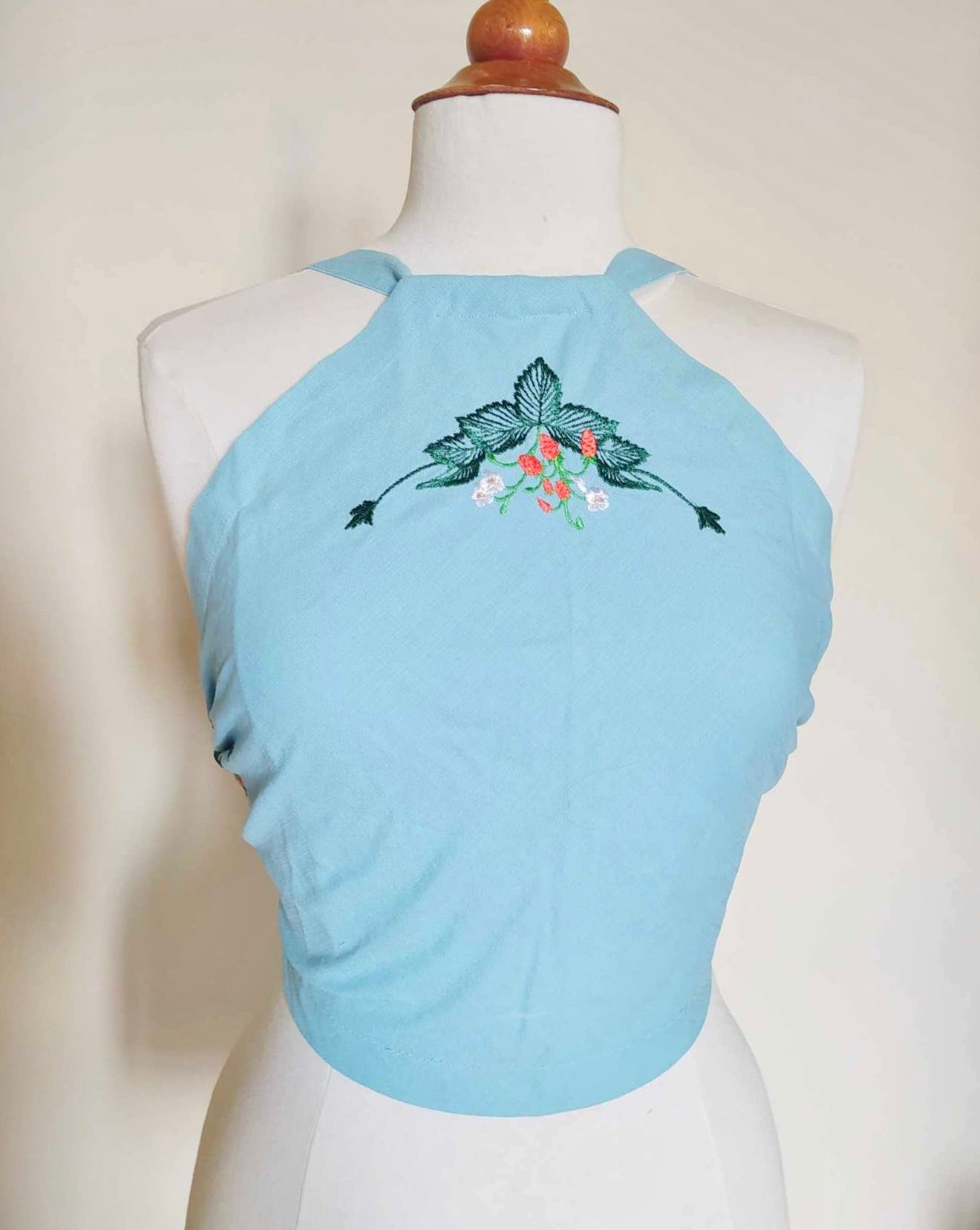 Top fait main bleu laçage dans le dos et broderie