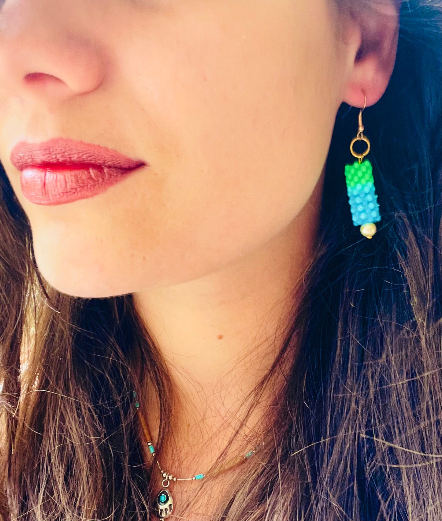 Boucles d’oreilles faite main bleues vertes et perle irisée