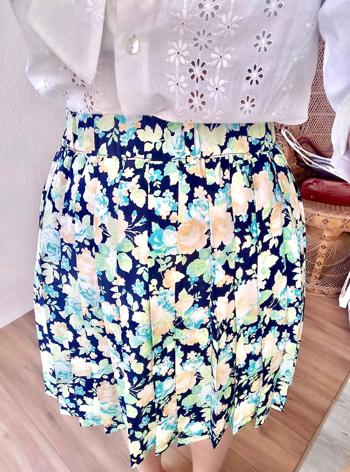 Jupe fleurie plissée bleue, verte et orange pastel
