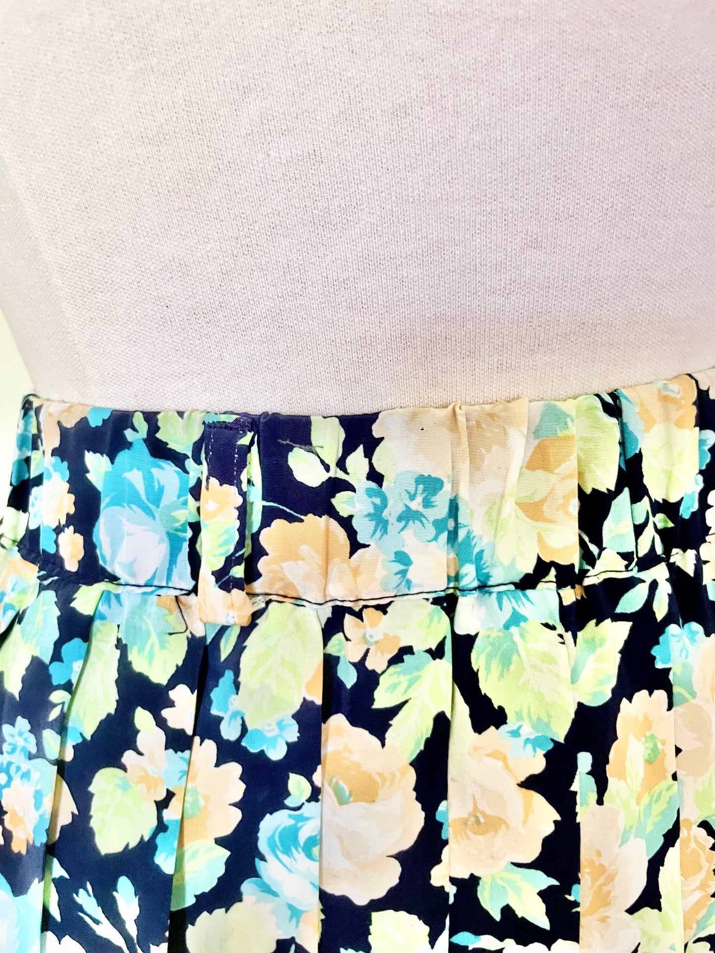 Jupe fleurie plissée bleue, verte et orange pastel