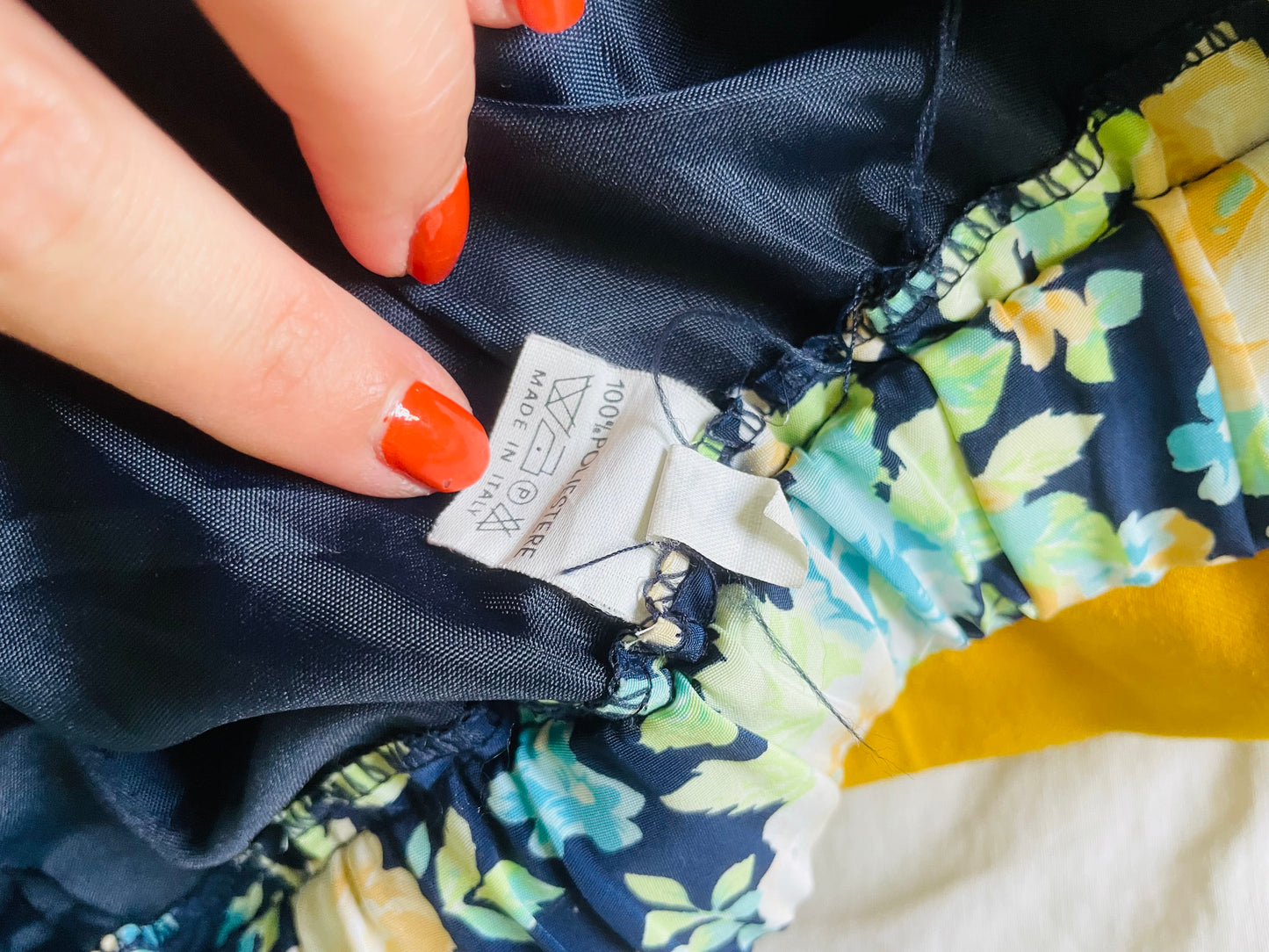 Jupe fleurie plissée bleue, verte et orange pastel