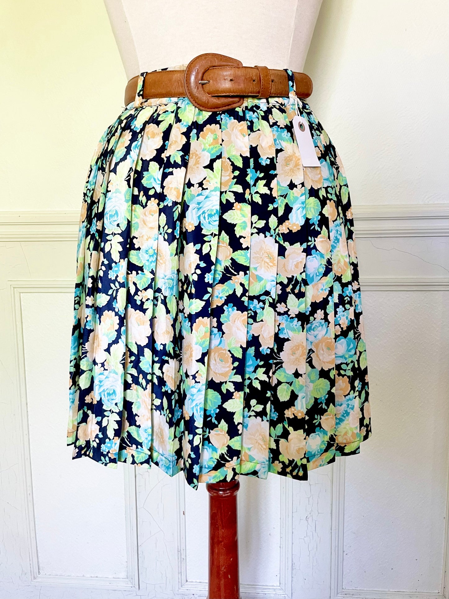 Jupe fleurie plissée bleue, verte et orange pastel