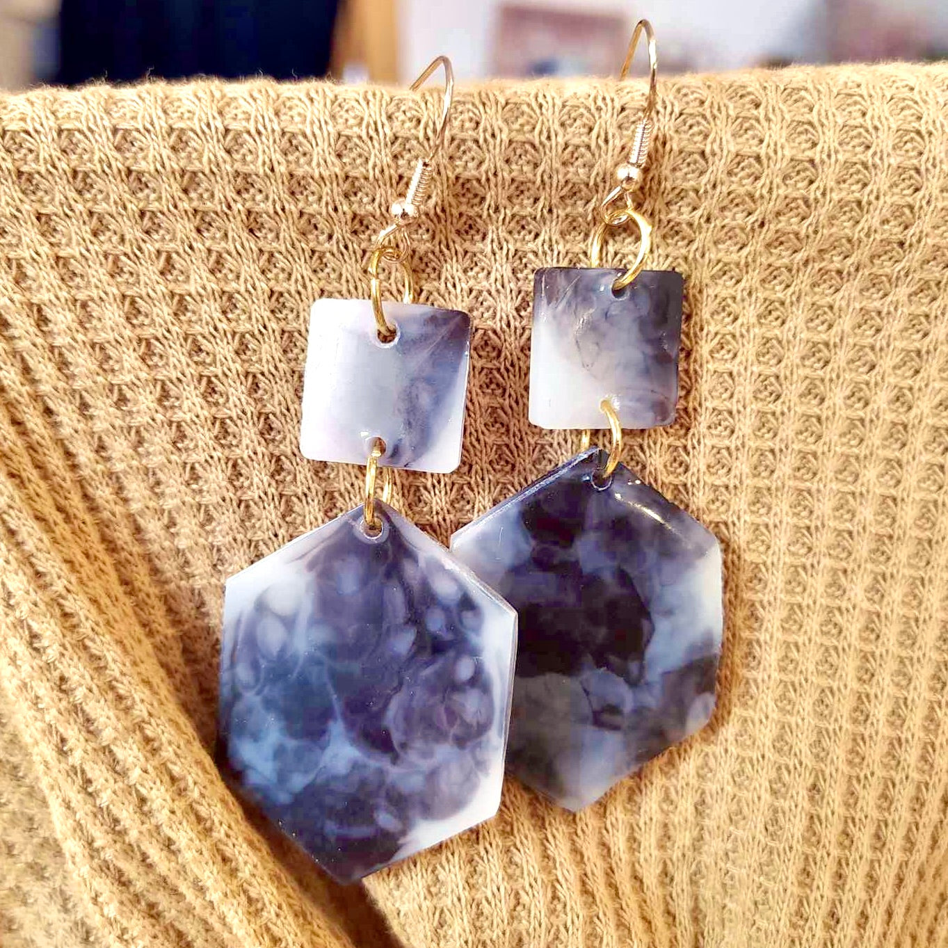 Boucles d'oreille effet marbre noir et blanc