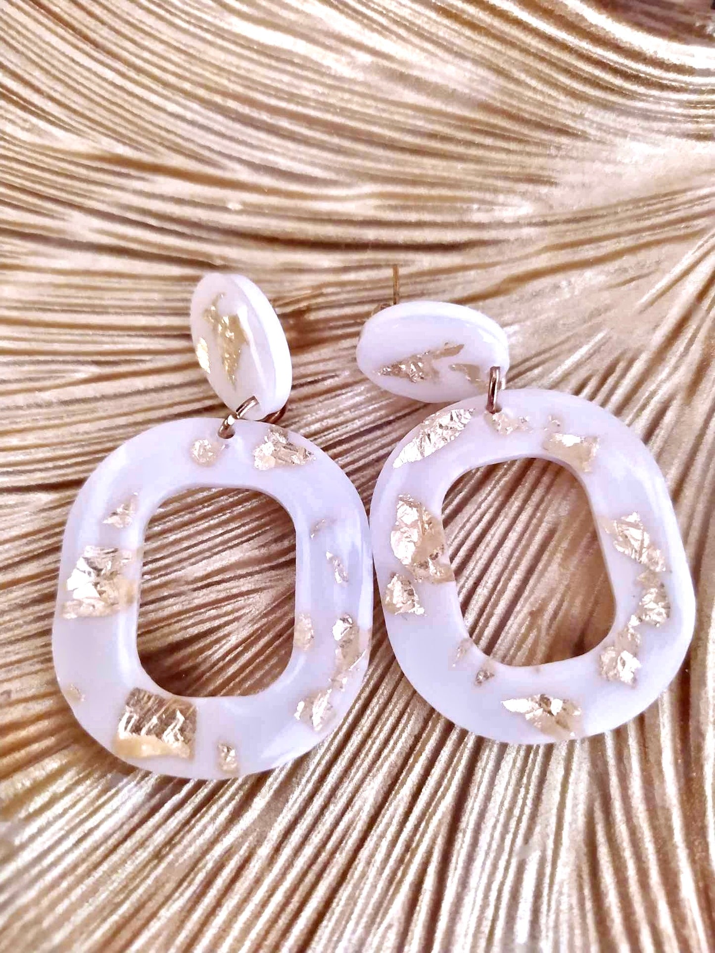 Boucles d'oreilles ovales blanches et dorées