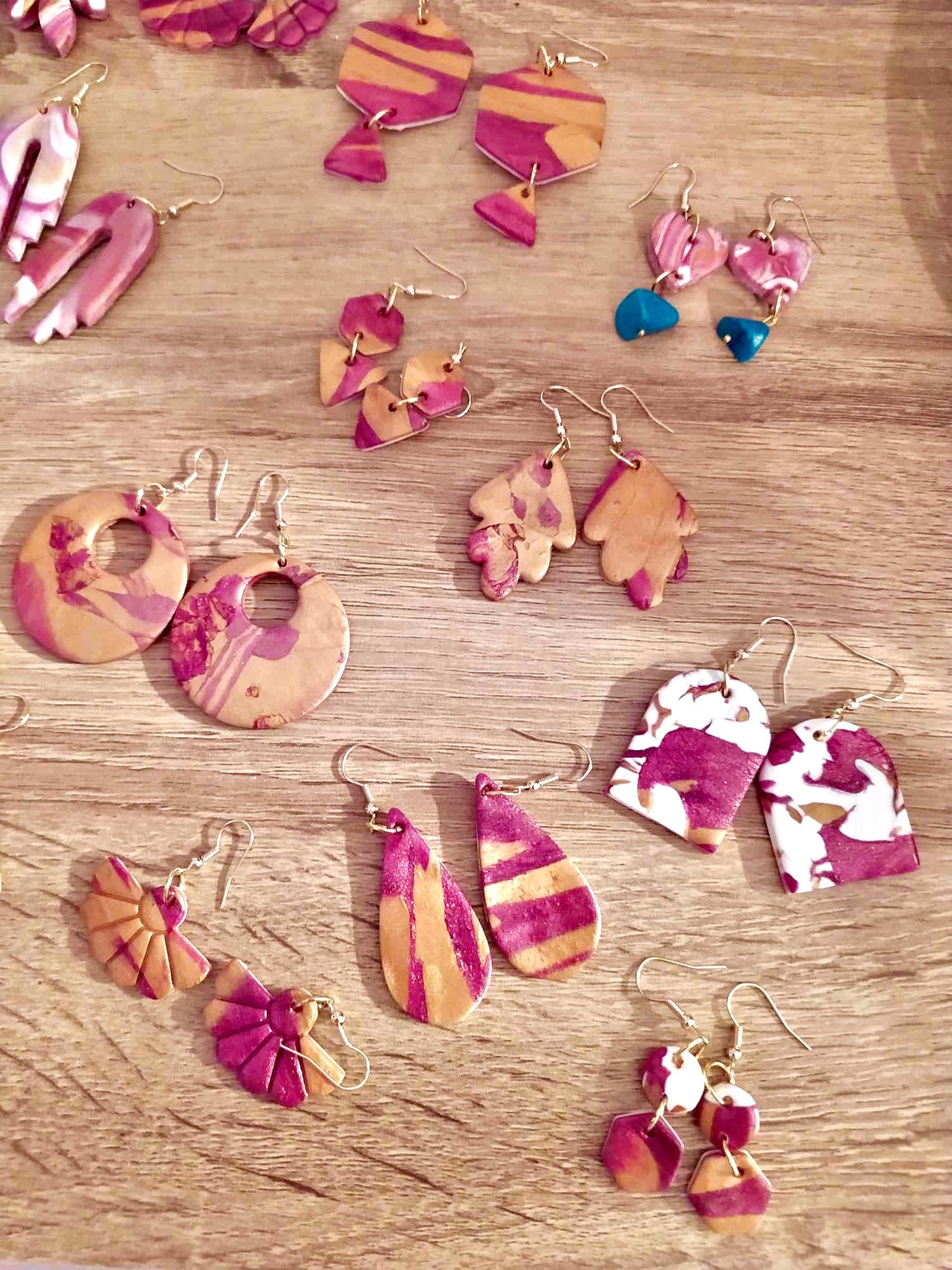 Boucles d'oreilles géométriques roses orangées et dorées