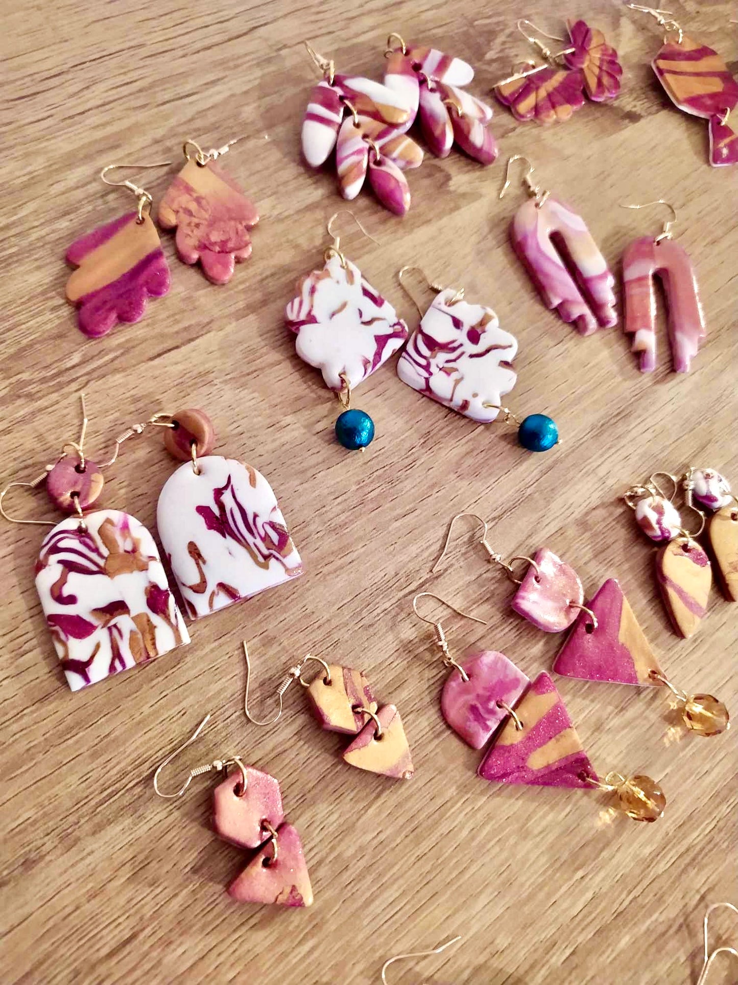 Boucles d'oreilles marbrées blanc doré orange et rose