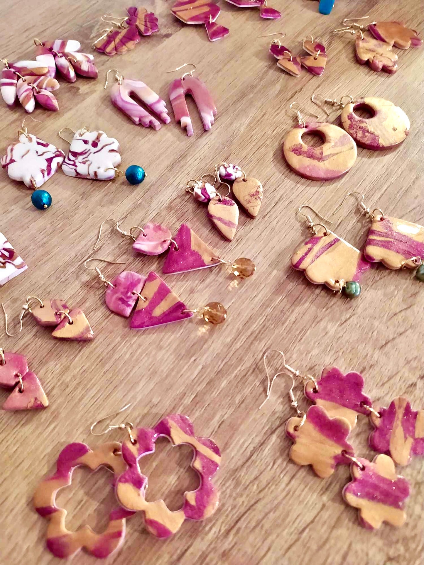 Boucles d'oreilles géométriques et perles à facettes orangées