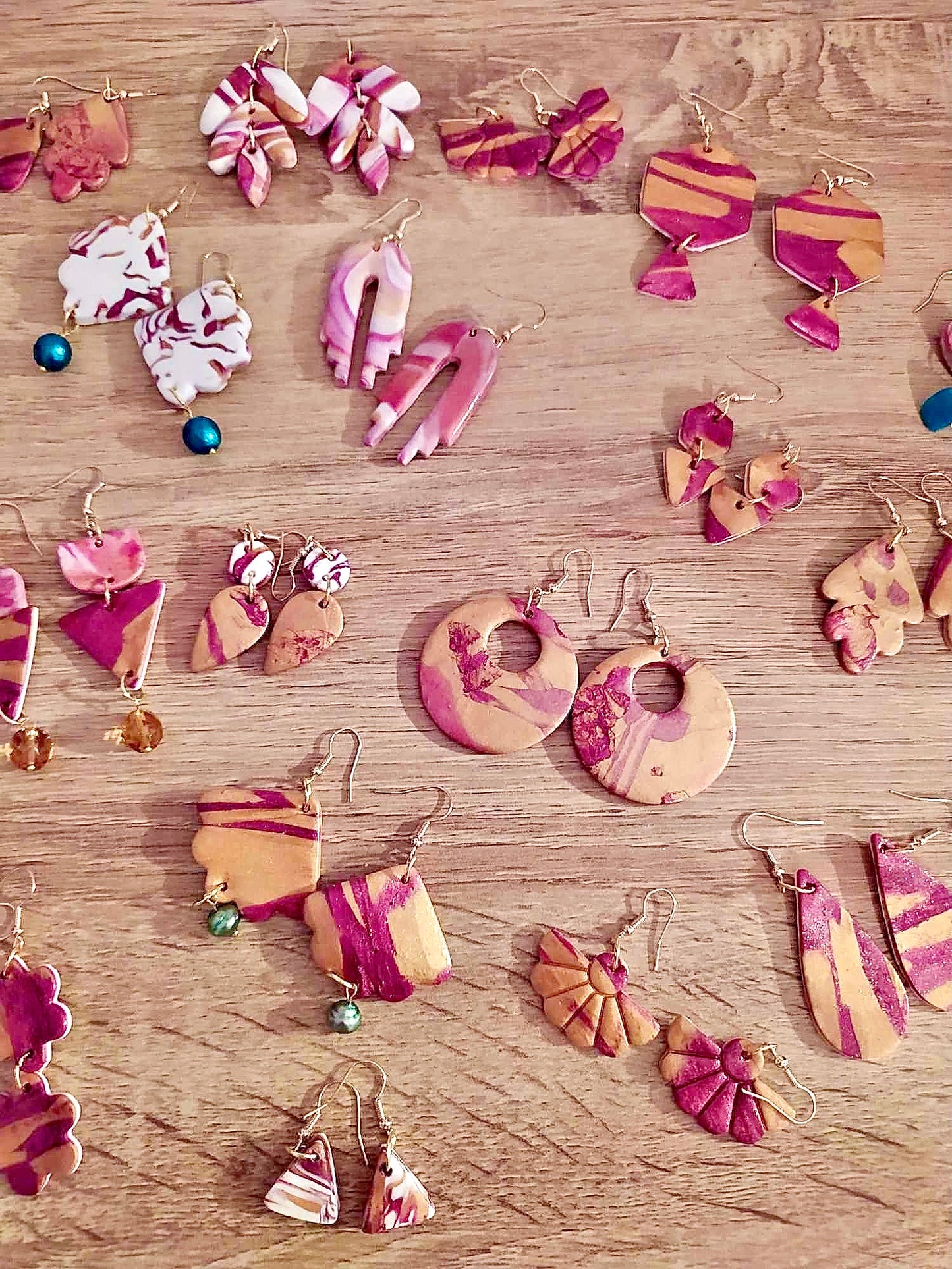 Boucles d'oreilles marguerites roses et dorées