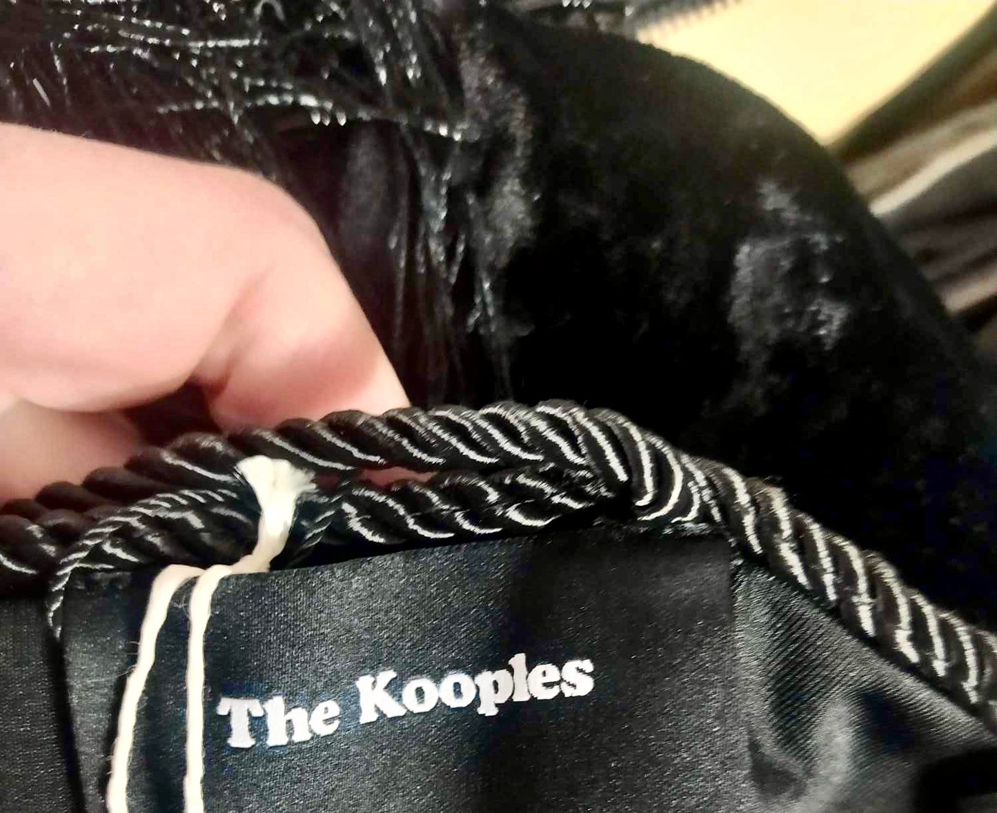 Robe noire rétro en velours et fleurs brodées THE KOOPLES