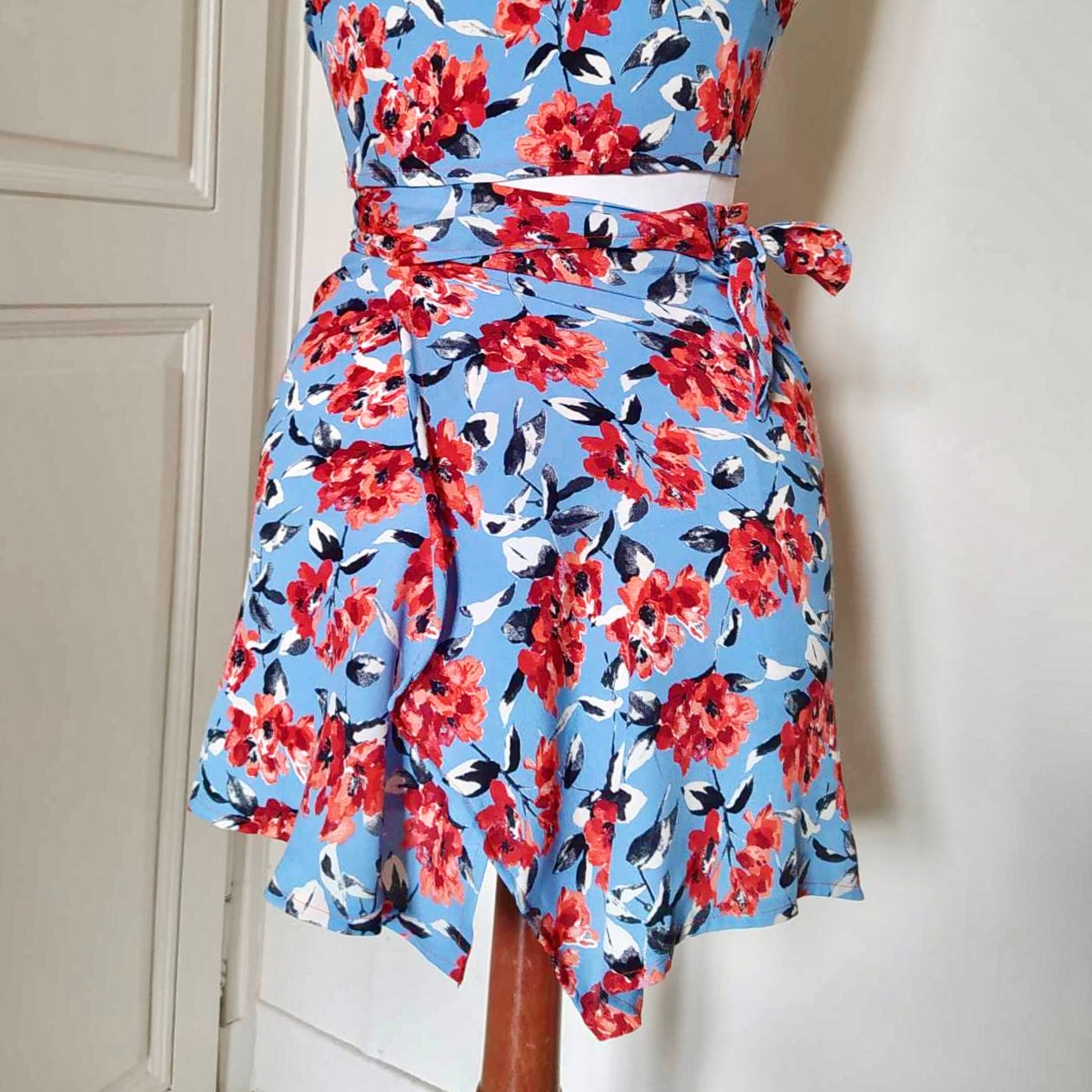 Jupe portefeuille faite main bleu ciel et fleurs rouges