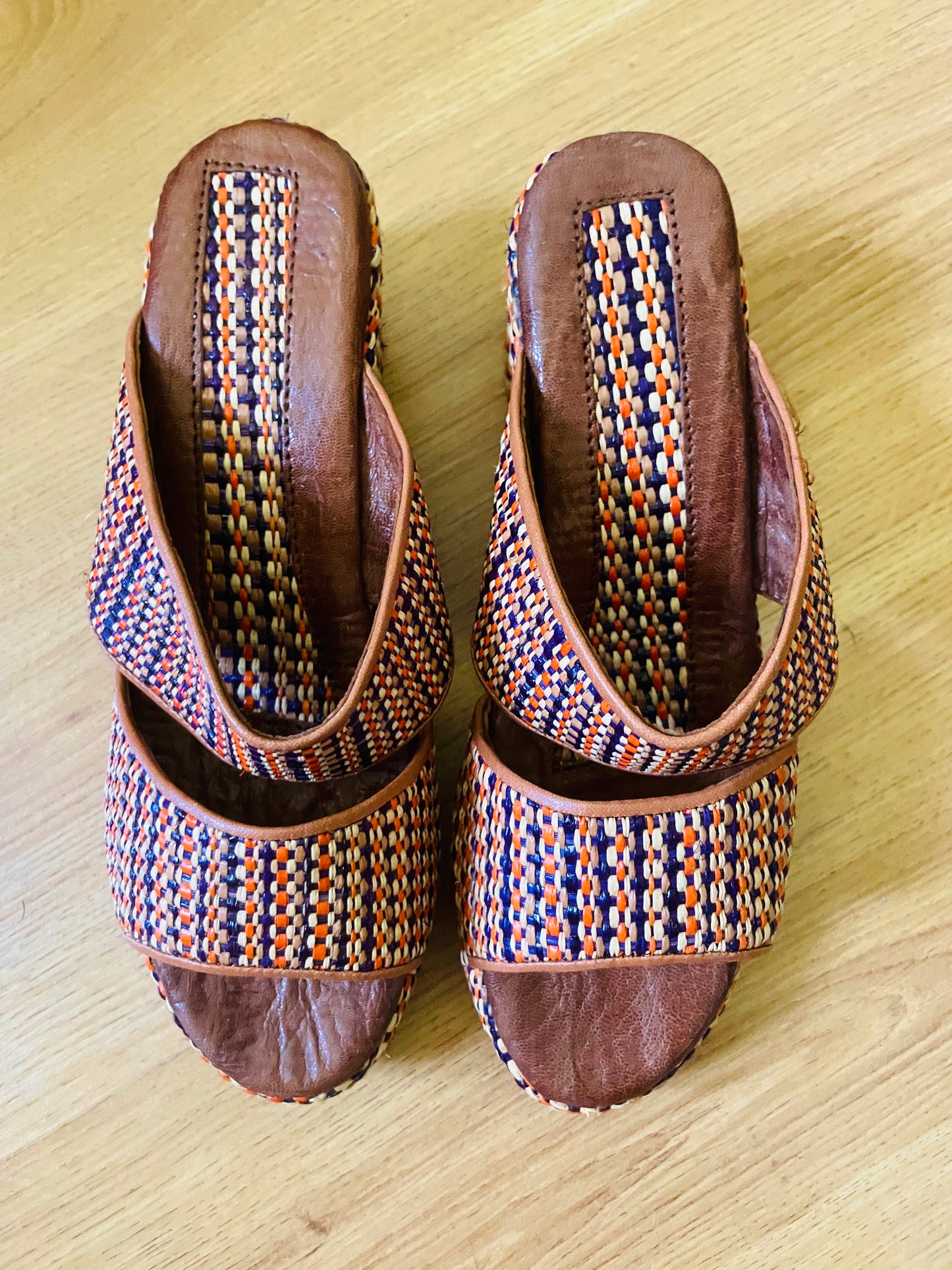 Sandales à talons compensés raphia et cuir Afrique