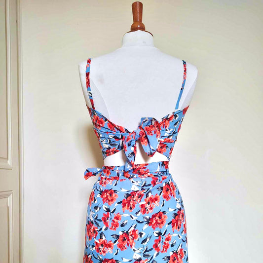 Top fait main dos nu bleu ciel et fleurs rouges