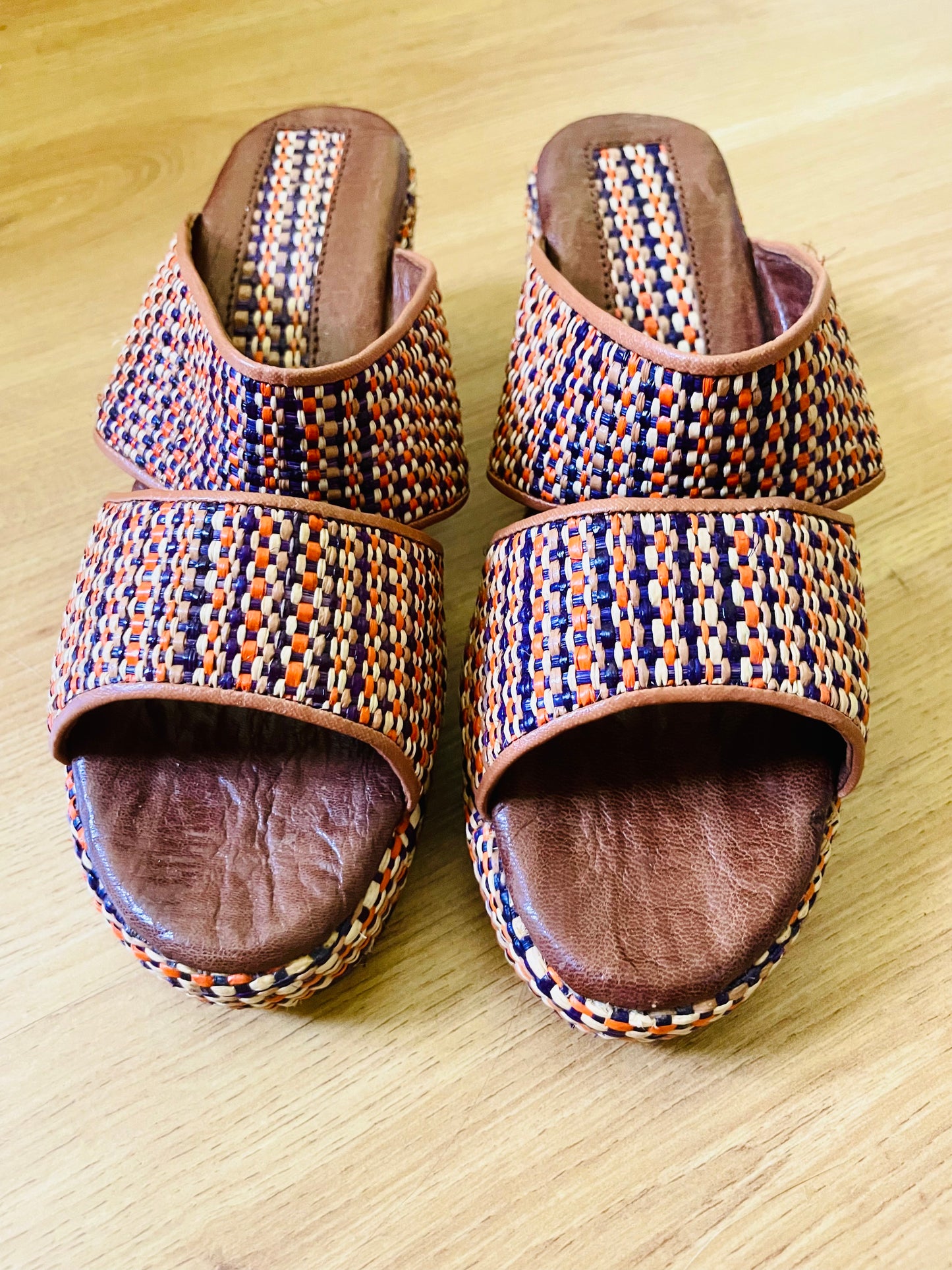 Sandales à talons compensés raphia et cuir Afrique