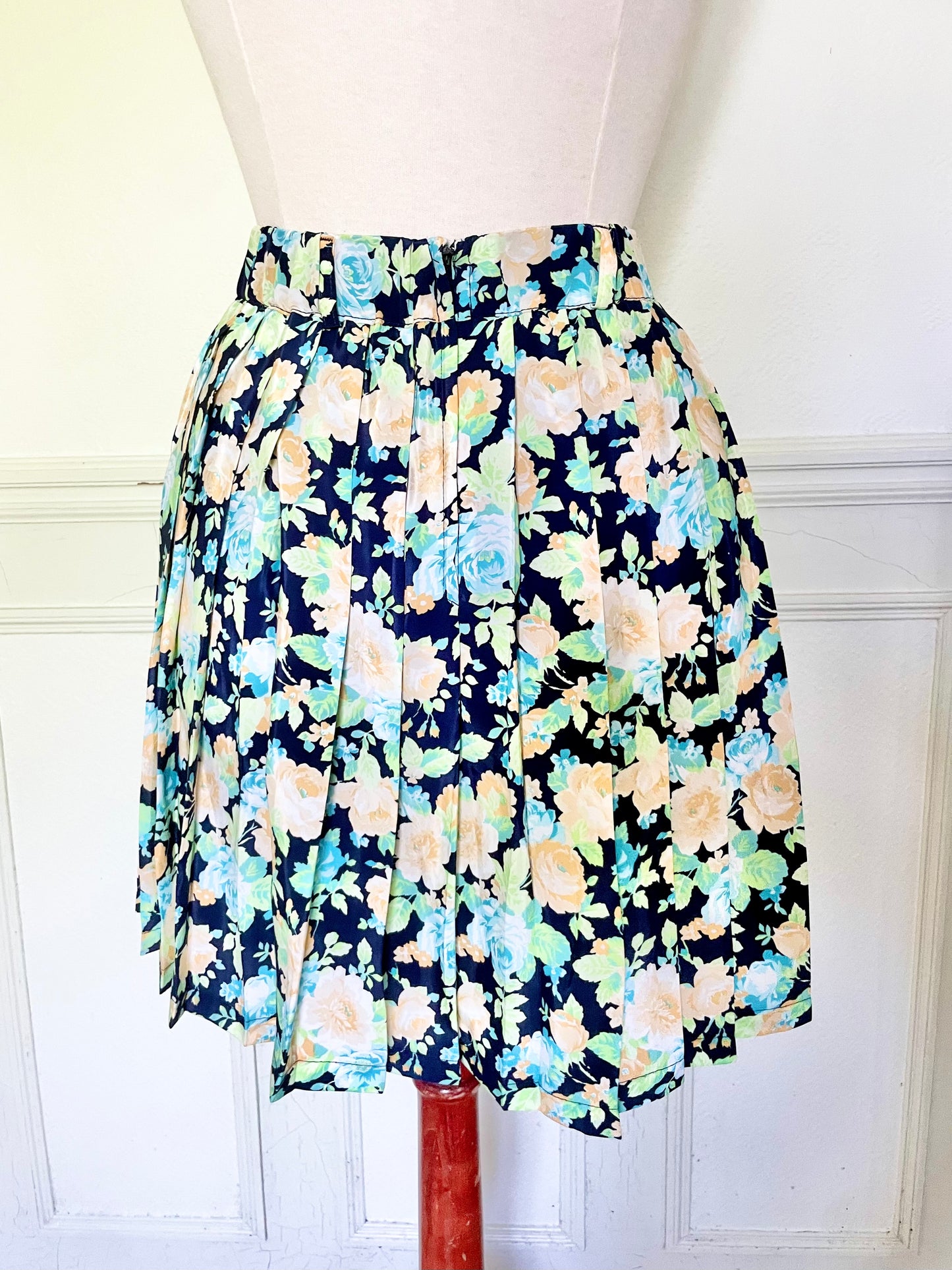 Jupe fleurie plissée bleue, verte et orange pastel