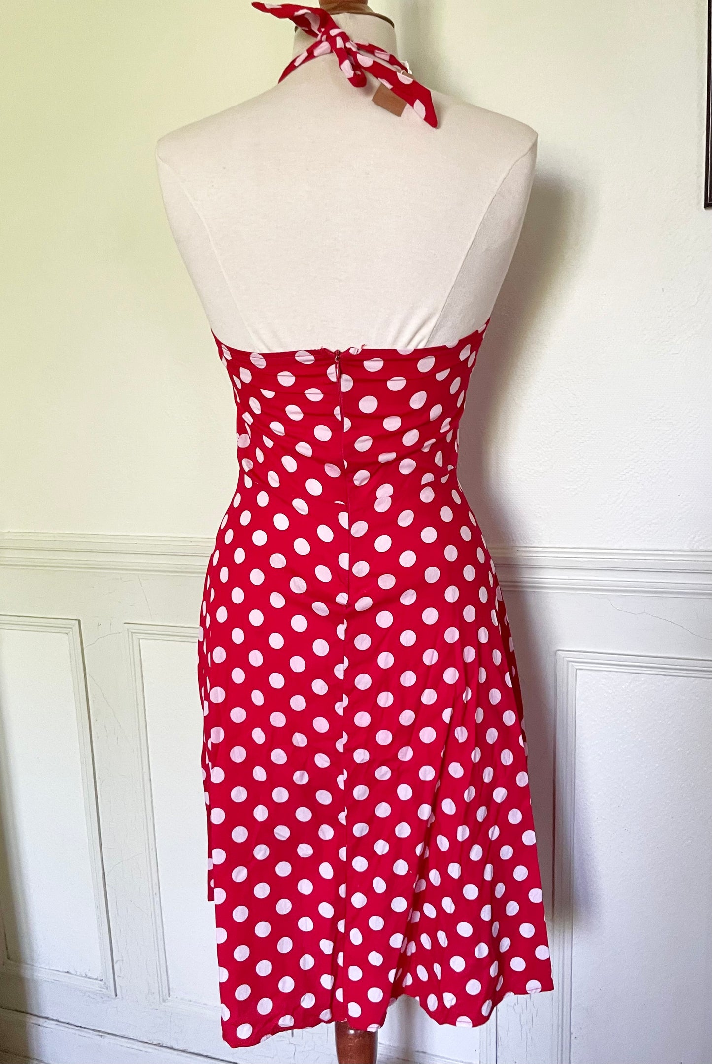 Robe vintage rouge à pois dos nu et noeud coton