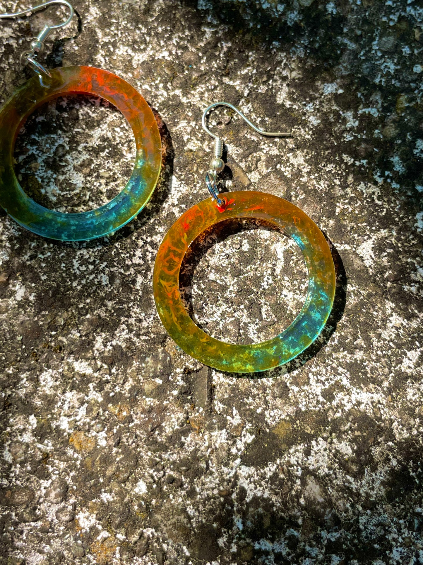 Les boucles d’oreilles SOLEIL anneaux transparent jaune orange rouge et bleu ☀️
