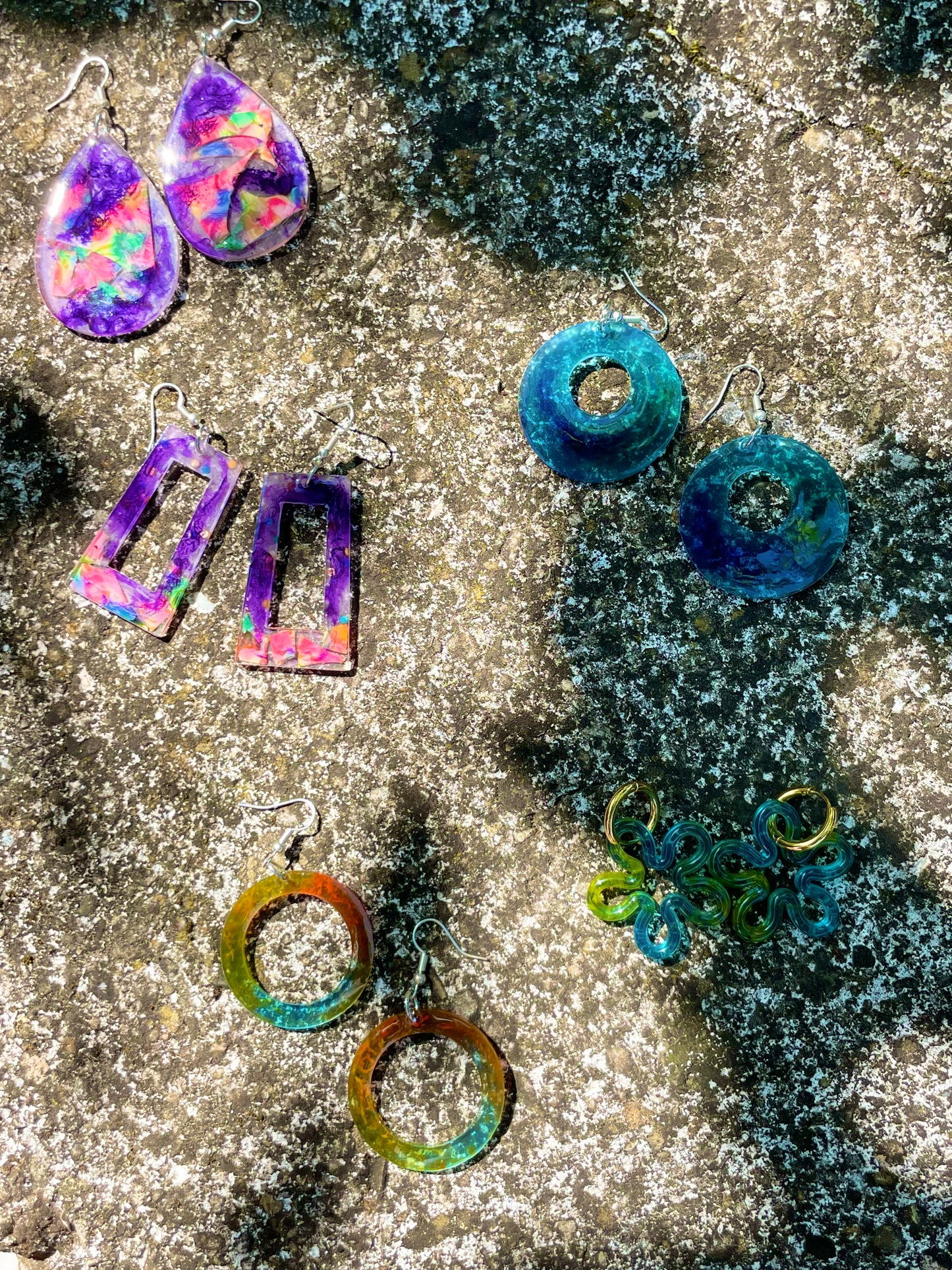 Les boucles d’oreilles SOLEIL anneaux transparent jaune orange rouge et bleu ☀️