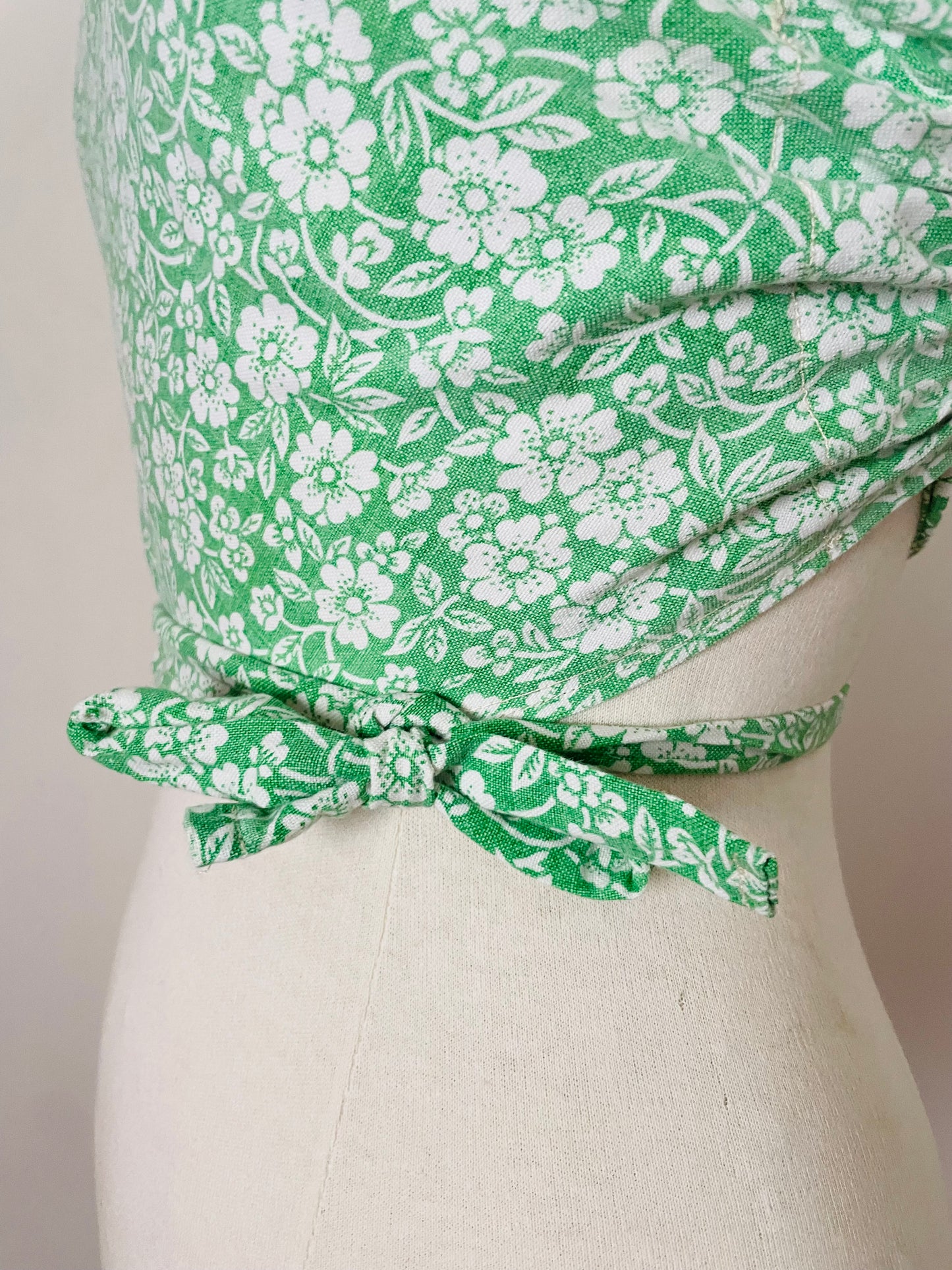 Top fait main dos nu plongeant ou croisé fleuri vert clair