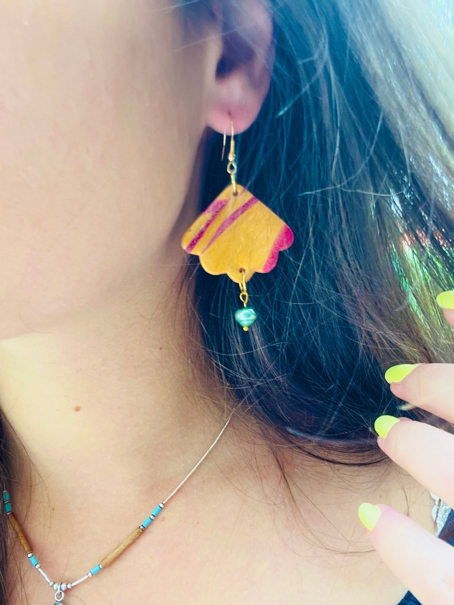 Boucles d'oreilles marbré rose et doré perle verte irisée