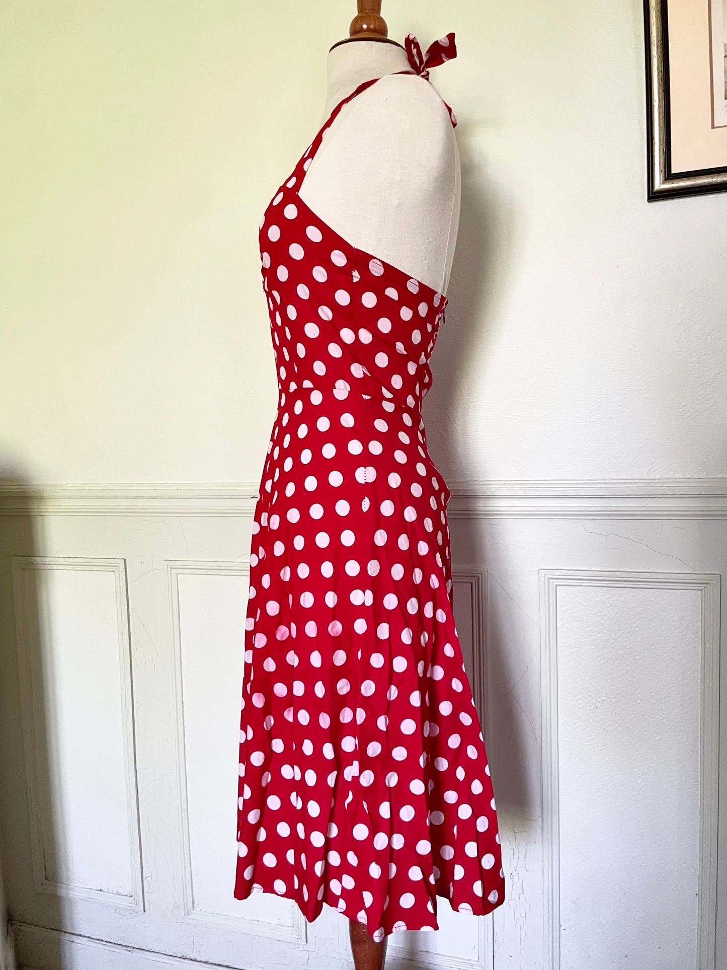Robe vintage rouge à pois dos nu et noeud coton