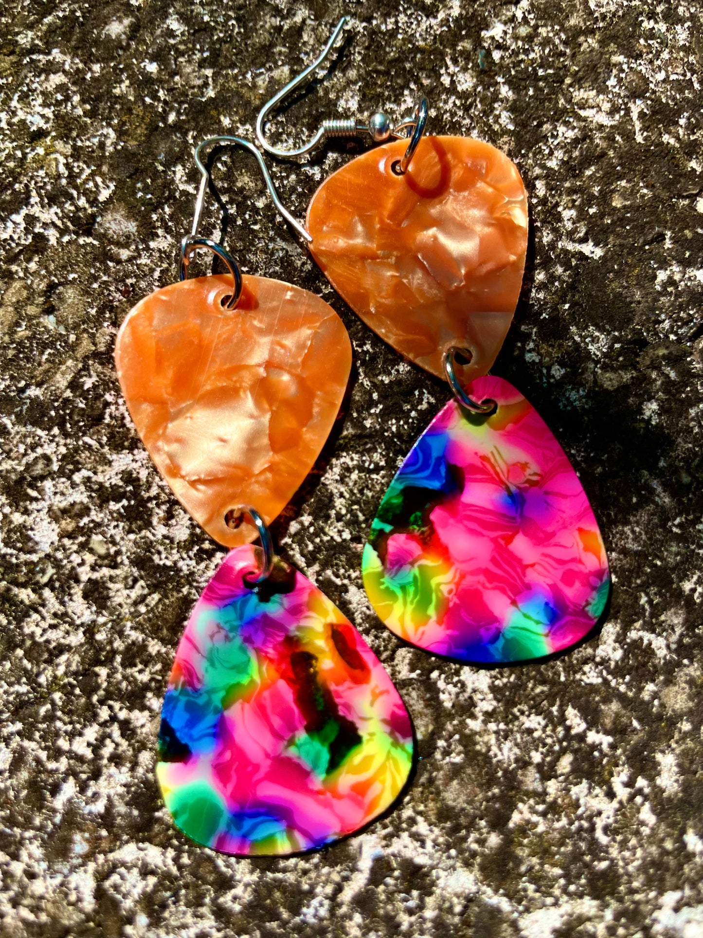 Boucles d’oreilles médiators orange irisé et marbré multicolore 🌈