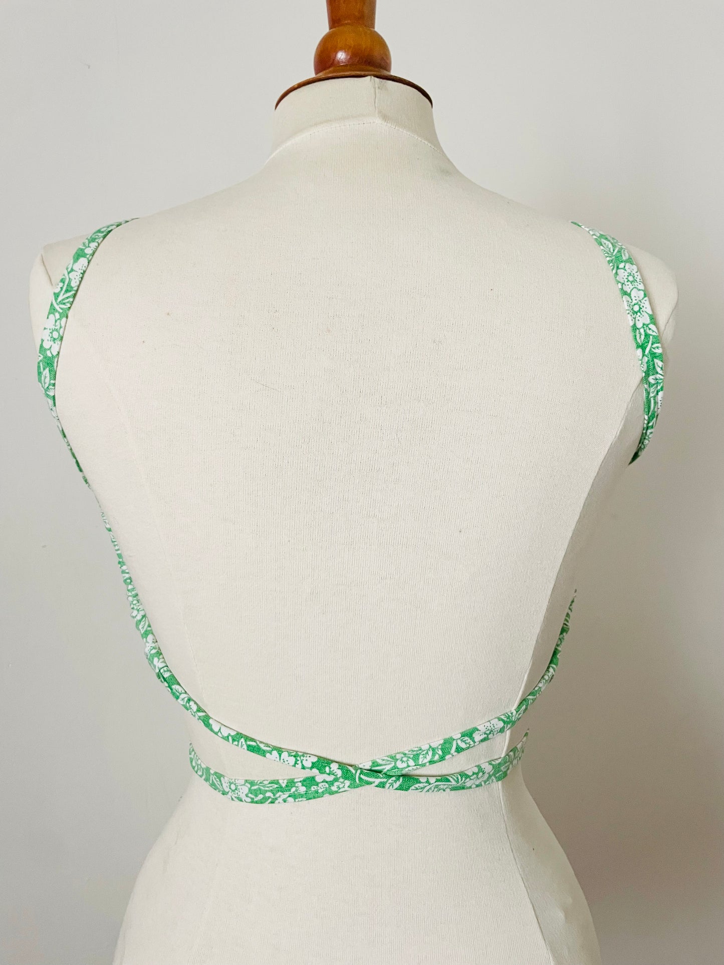 Top fait main dos nu plongeant ou croisé fleuri vert clair