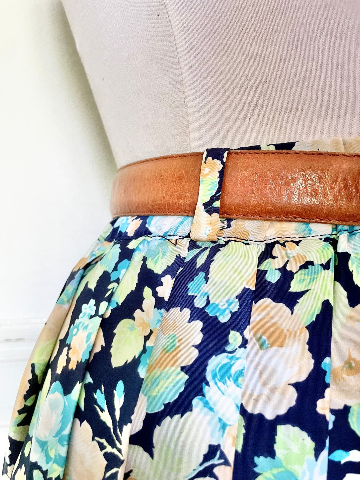 Jupe fleurie plissée bleue, verte et orange pastel