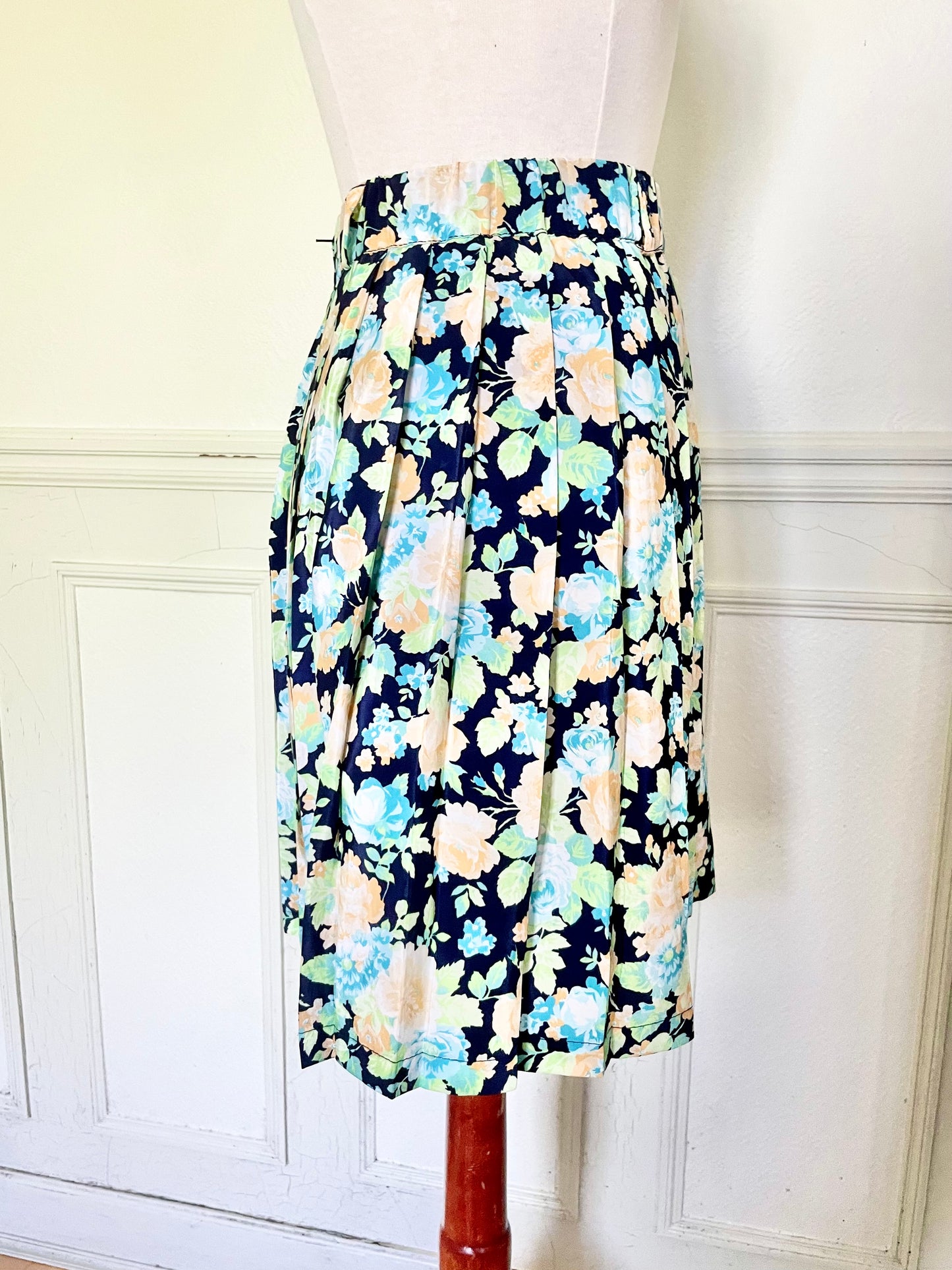 Jupe fleurie plissée bleue, verte et orange pastel