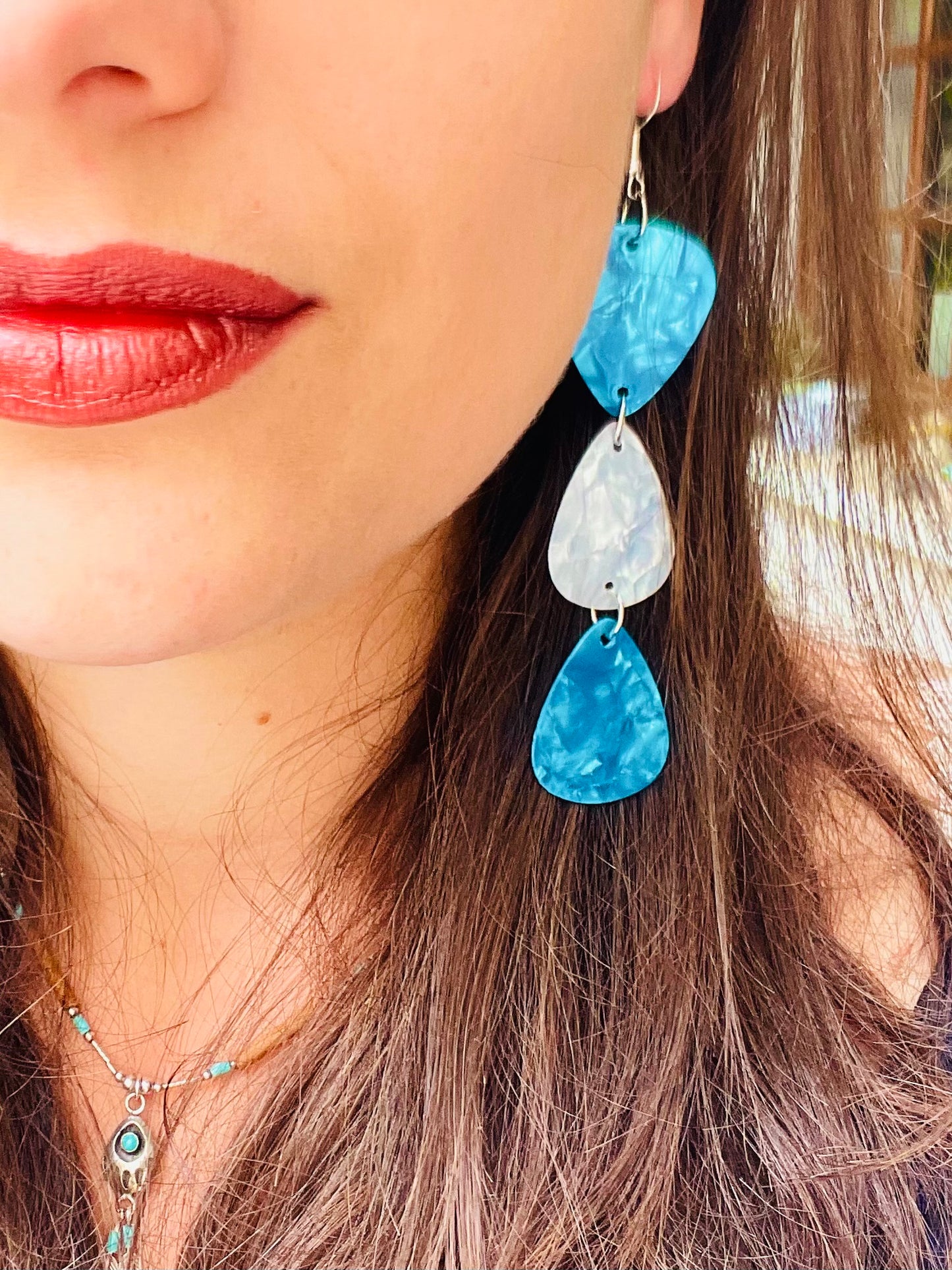 Boucles d’oreilles médiators bleu irisé et blanc nacré 🦋