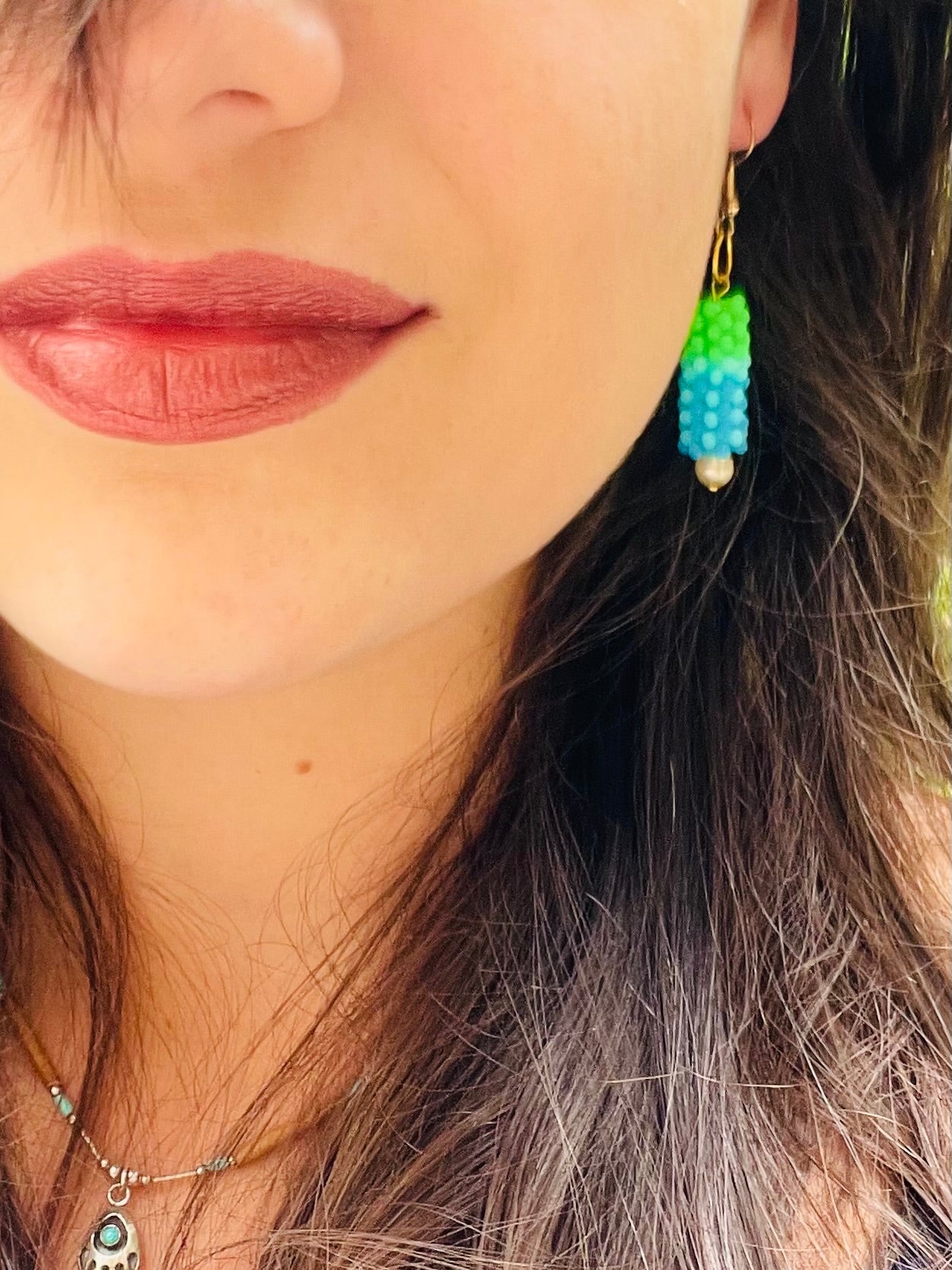 Boucles d’oreilles faite main bleues vertes et perle irisée