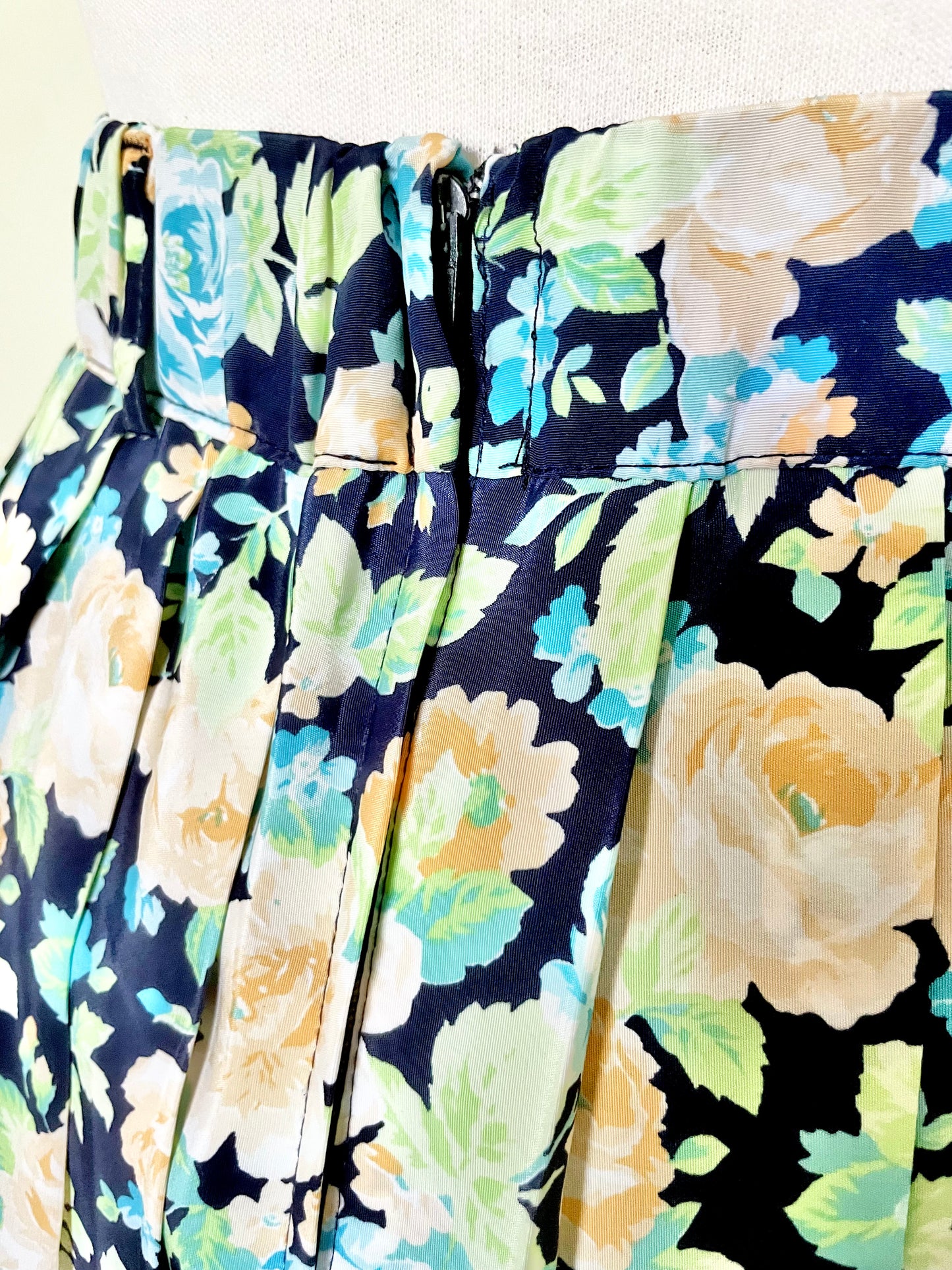 Jupe fleurie plissée bleue, verte et orange pastel
