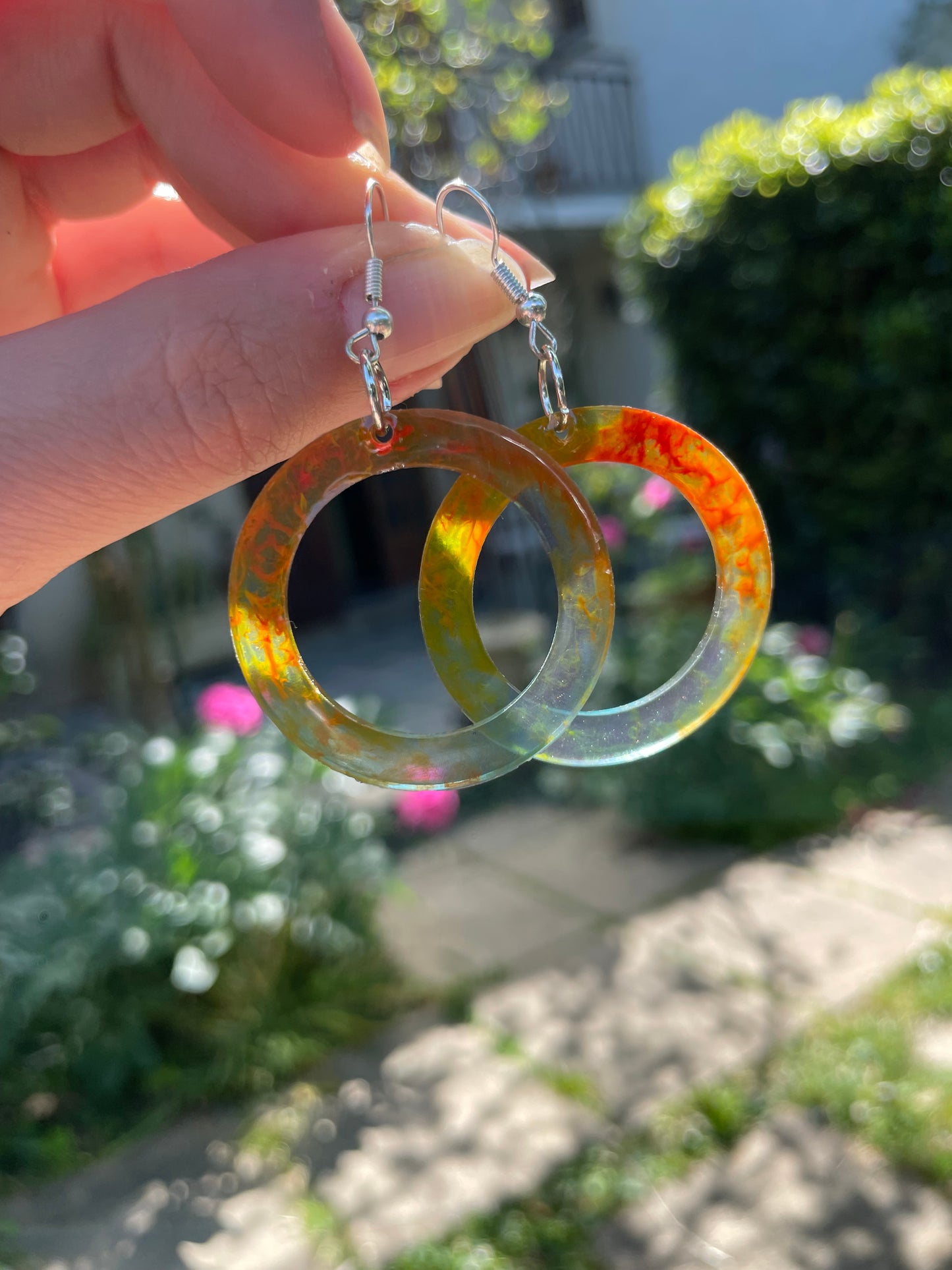 Les boucles d’oreilles SOLEIL anneaux transparent jaune orange rouge et bleu ☀️