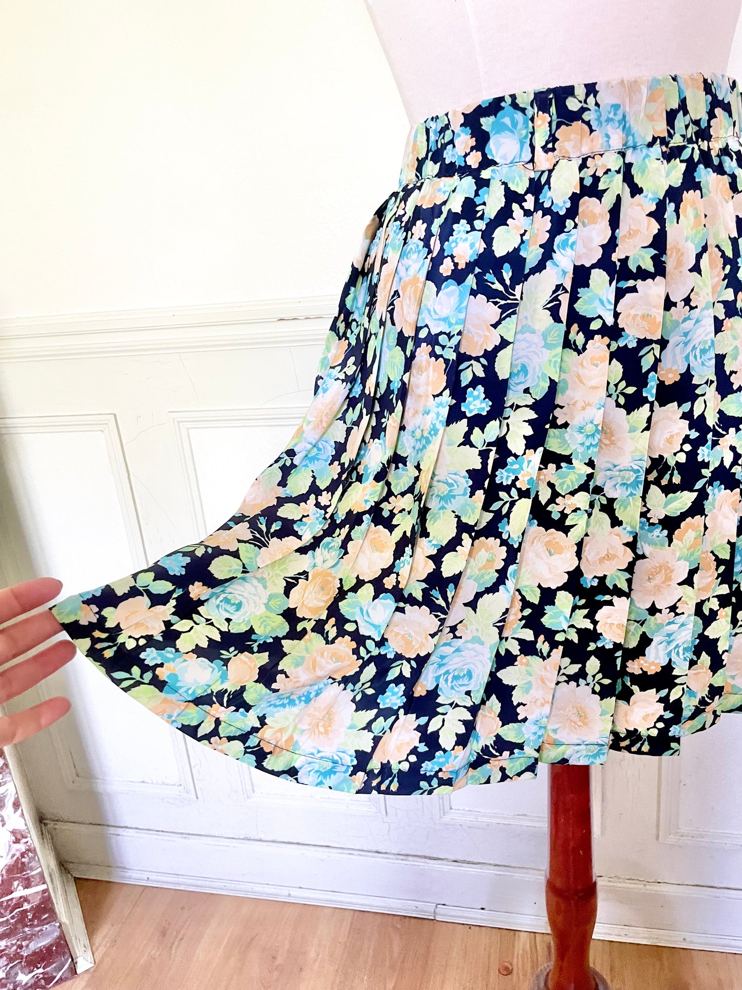 Jupe fleurie plissée bleue, verte et orange pastel