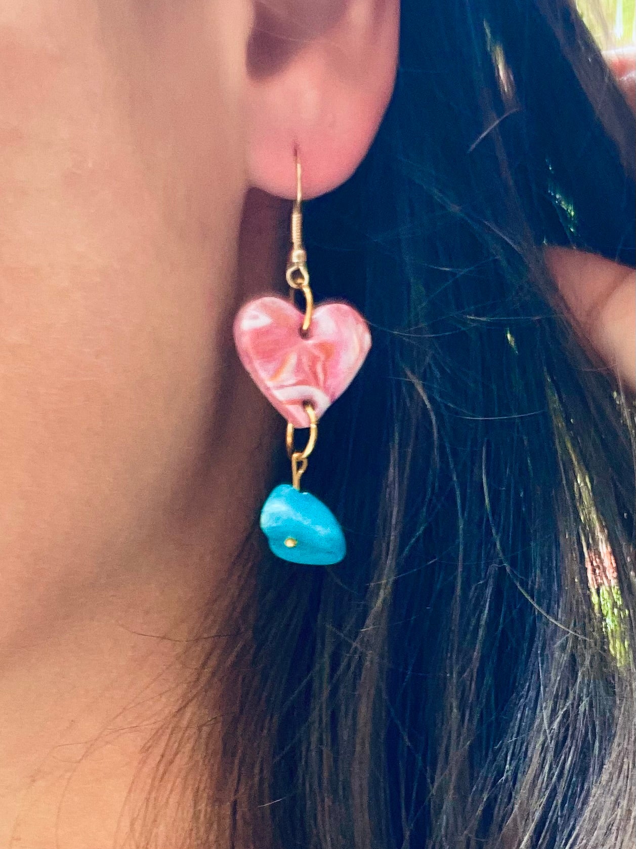 Boucles d'oreilles coeur marbré rose et doré et turquoise