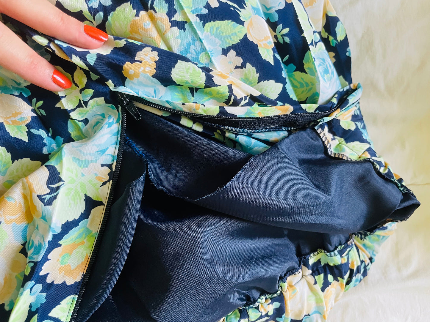 Jupe fleurie plissée bleue, verte et orange pastel