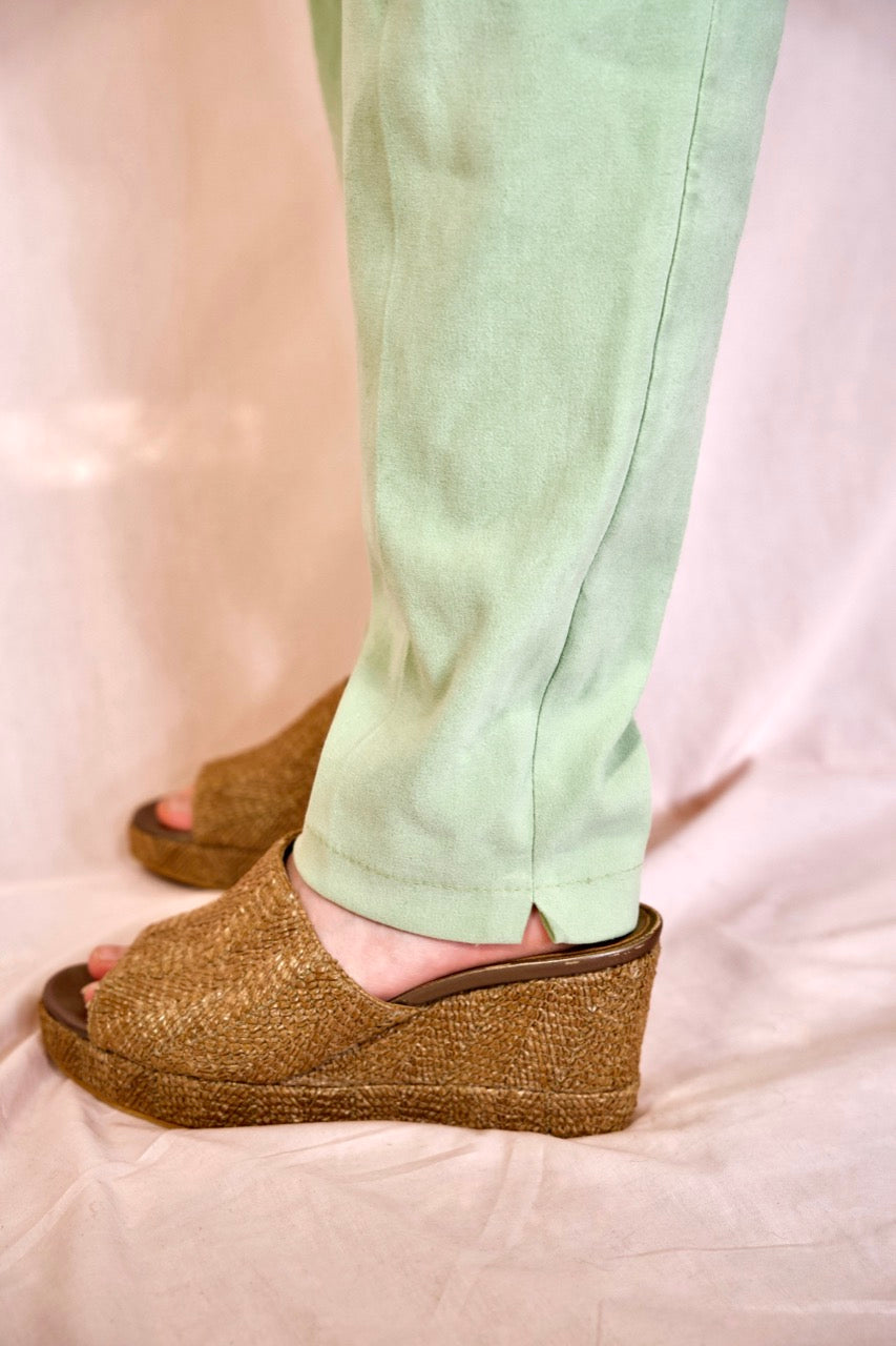 Pantalon vert clair cintré coupe droite