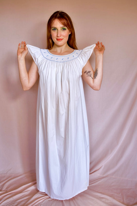 Nuisette blanche broderie anglaise fleurs bleues