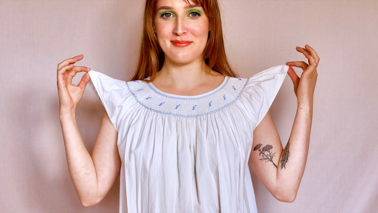 Nuisette blanche broderie anglaise fleurs bleues