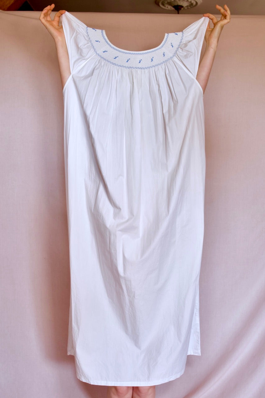 Nuisette blanche broderie anglaise fleurs bleues