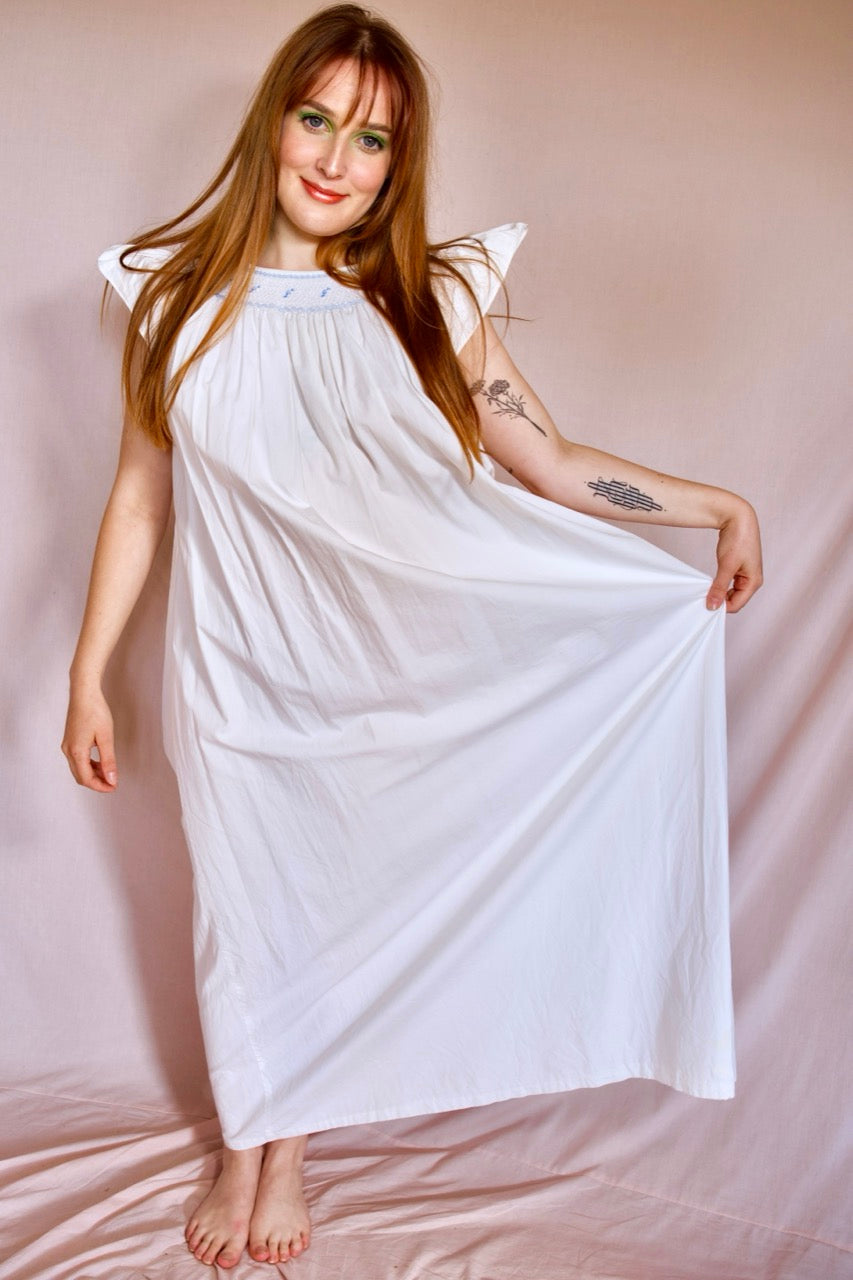 Nuisette blanche broderie anglaise fleurs bleues