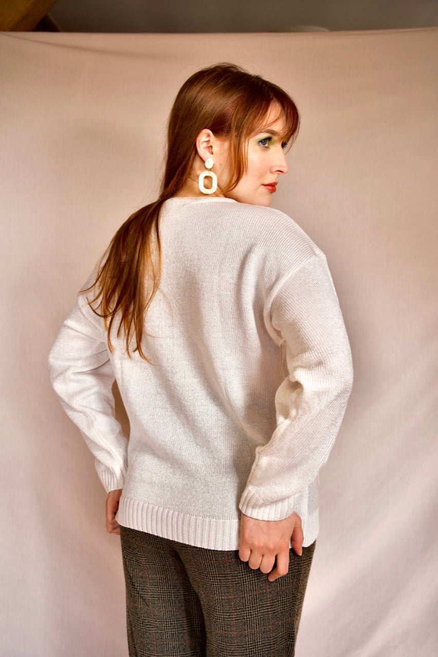 Pull blanc et perles dorées