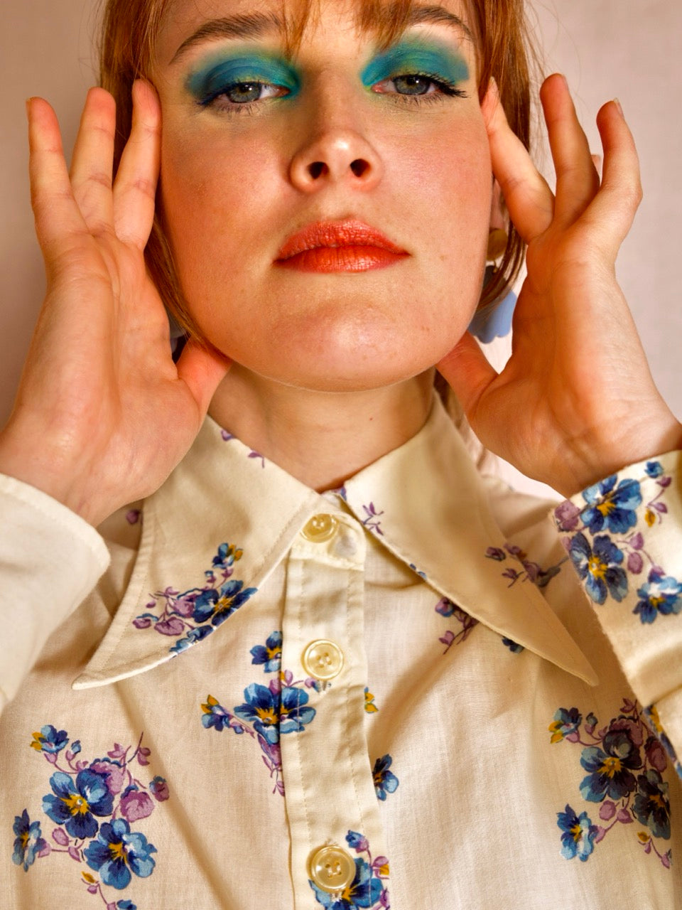 Chemise vintage à fleurs col pointu sixties