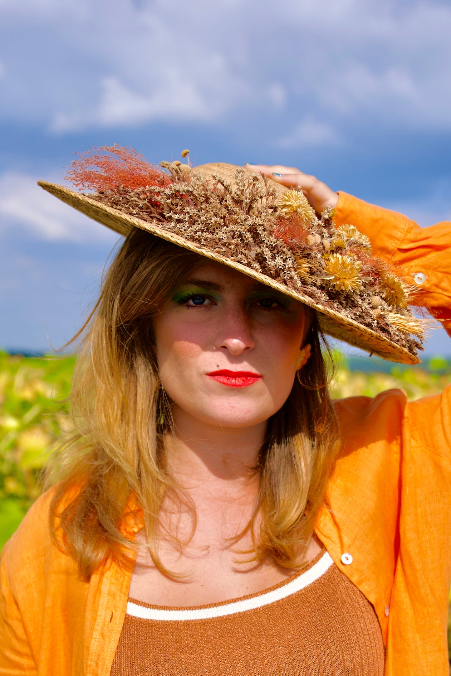 Chapeau de paille ancien et fleurs séchées