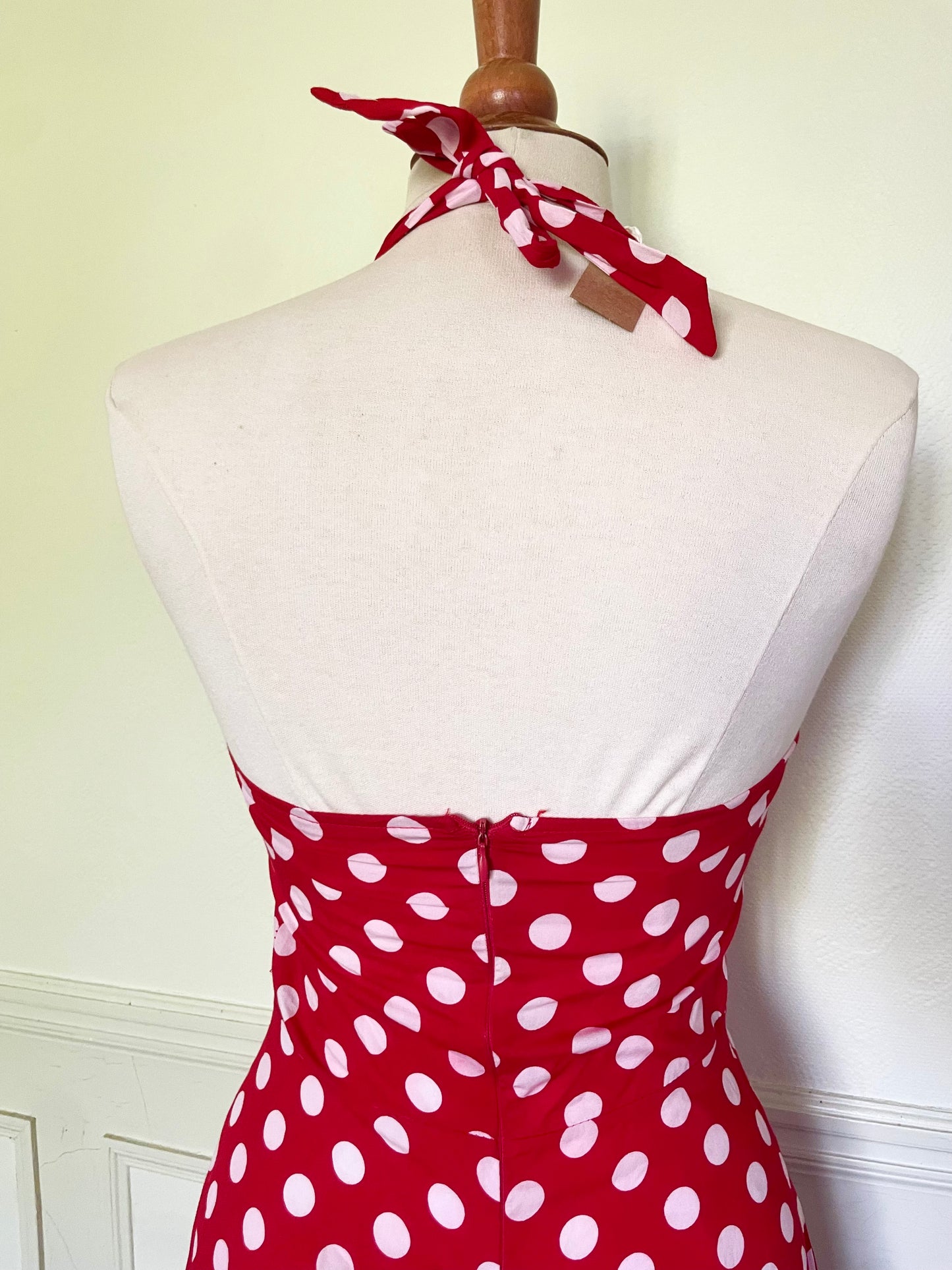 Robe vintage rouge à pois dos nu et noeud coton