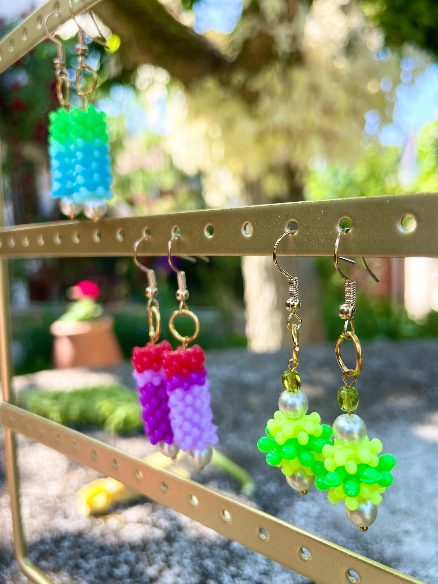 Boucles d’oreilles faite main bleues vertes et perle irisée