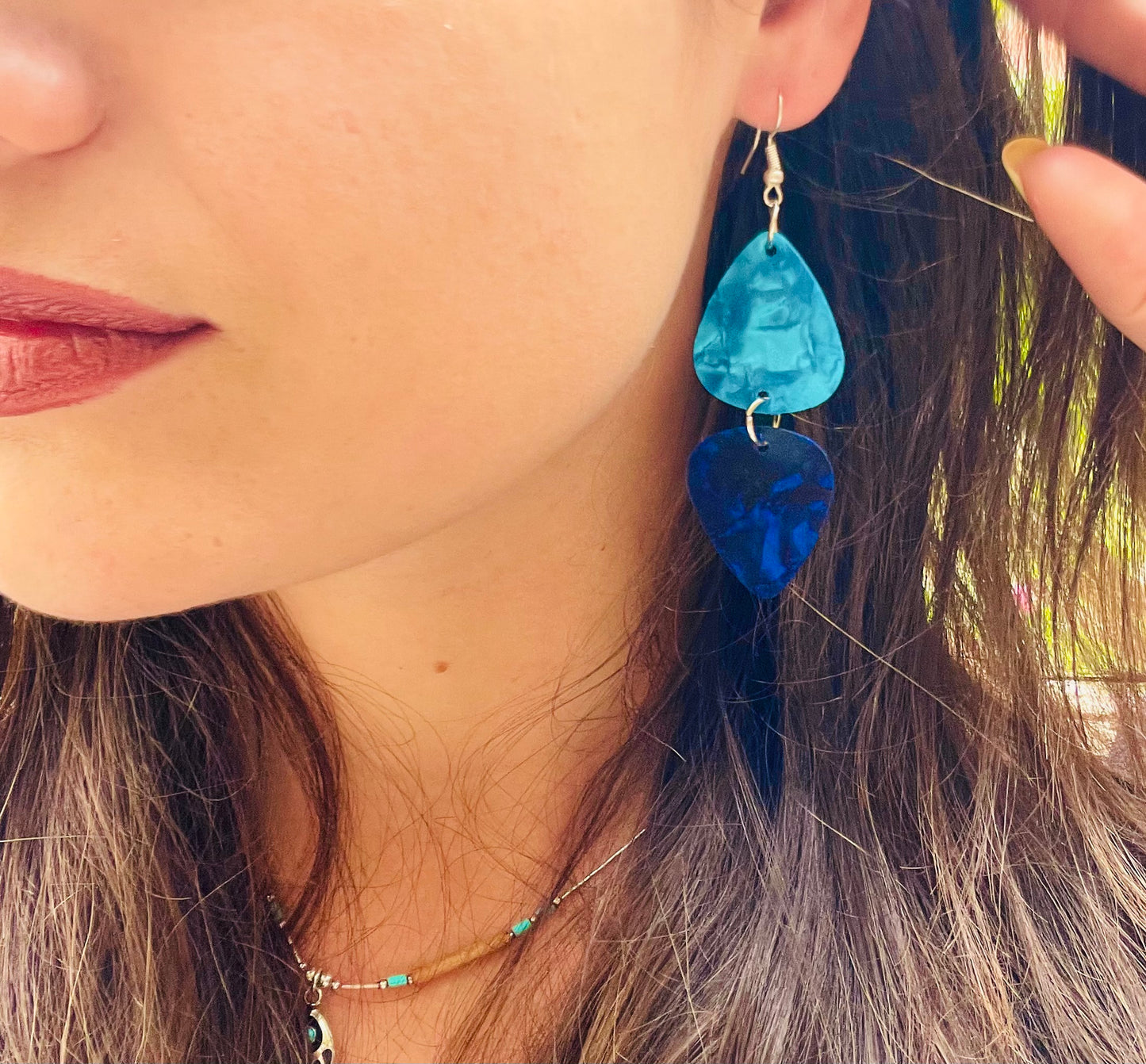 Boucles d’oreilles médiators bleu piscine et bleu foncé irisé 🪼